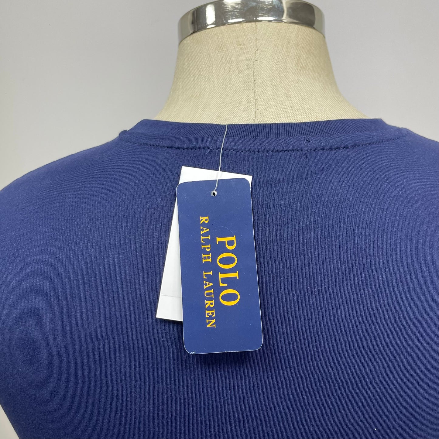 Camiseta cuello redondo Polo Ralph Lauren 🏇🏼 color azul navy con diseño en letras Polo multicolor Talla S Entalle Regular