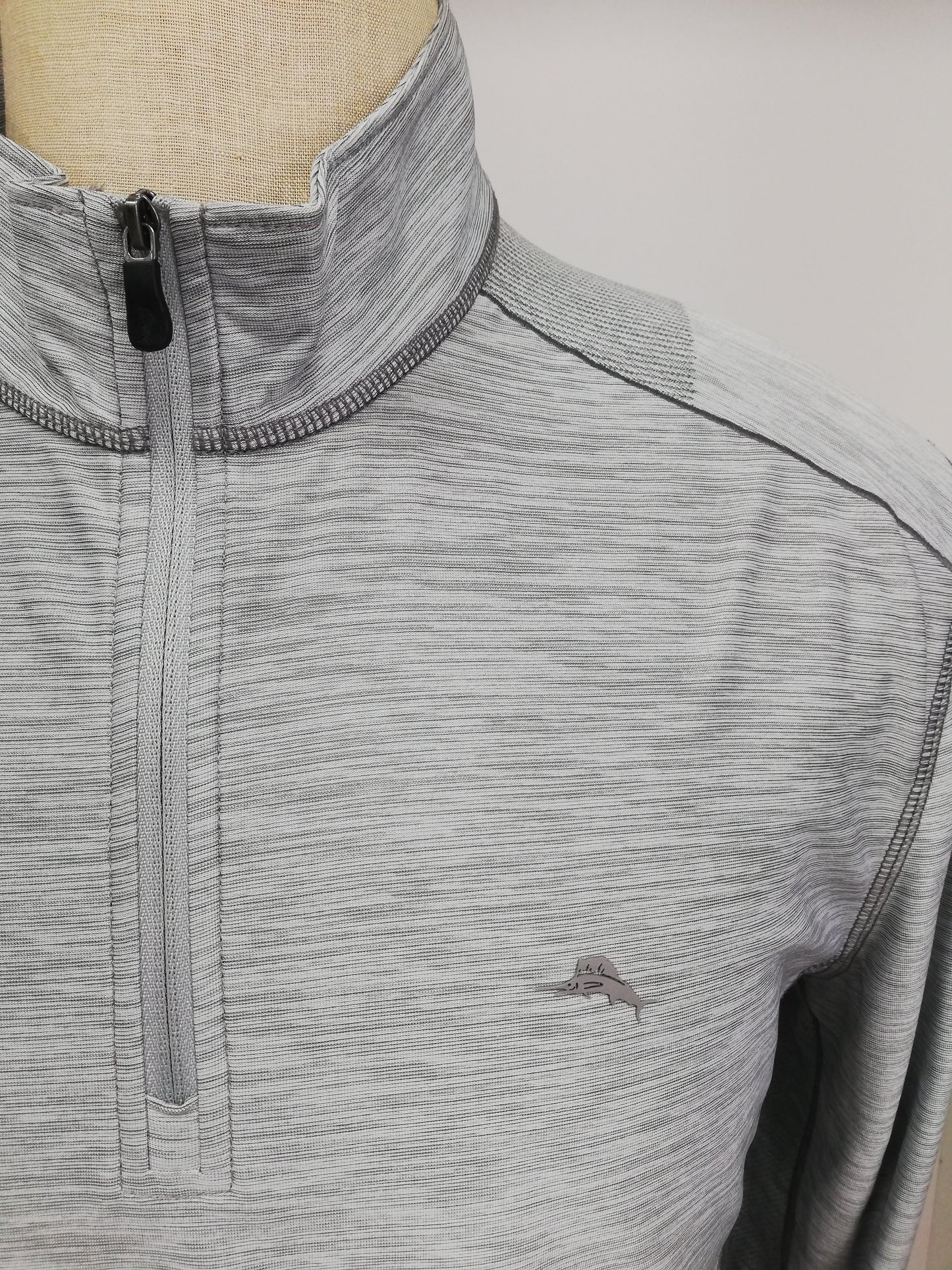 Sueter Jersey Tommy Bahama color gris con logo en color gris claro Talla L (ver descripción)