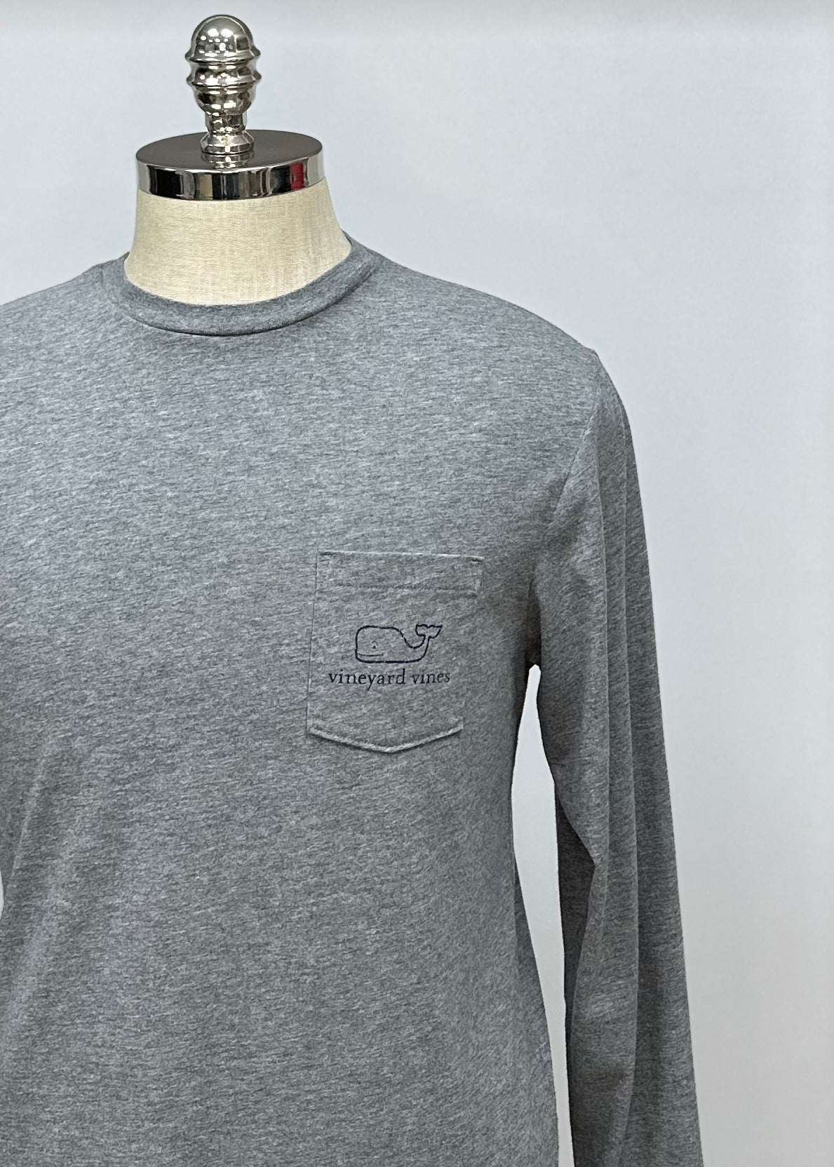 Camiseta cuello redondo Vineyard Vines 🐳 color gris oscuro con Diseño de ballena en bolsillo Talla Medium