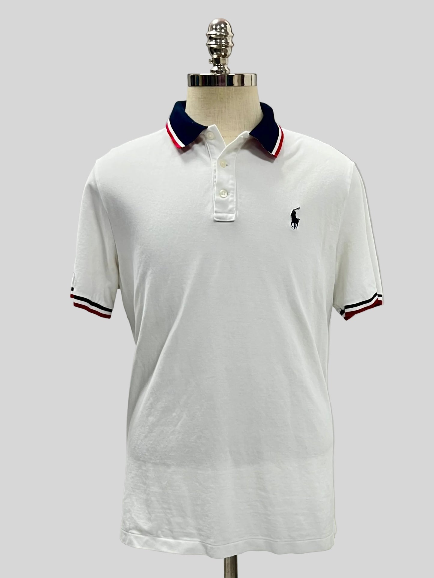 Camiseta Polo Ralph Lauren 🏇🏼 color blanco con diseño en azul y rojo Talla L Entalle Clásico