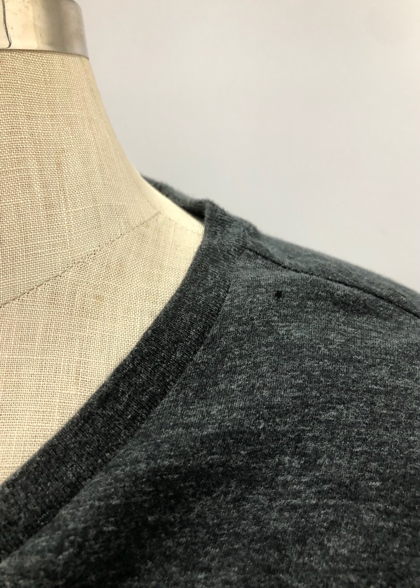 Camiseta cuello V Polo Ralph Lauren 🏇🏼 color gris oscuro Talla XL Entalle Clásico (ver descripción)