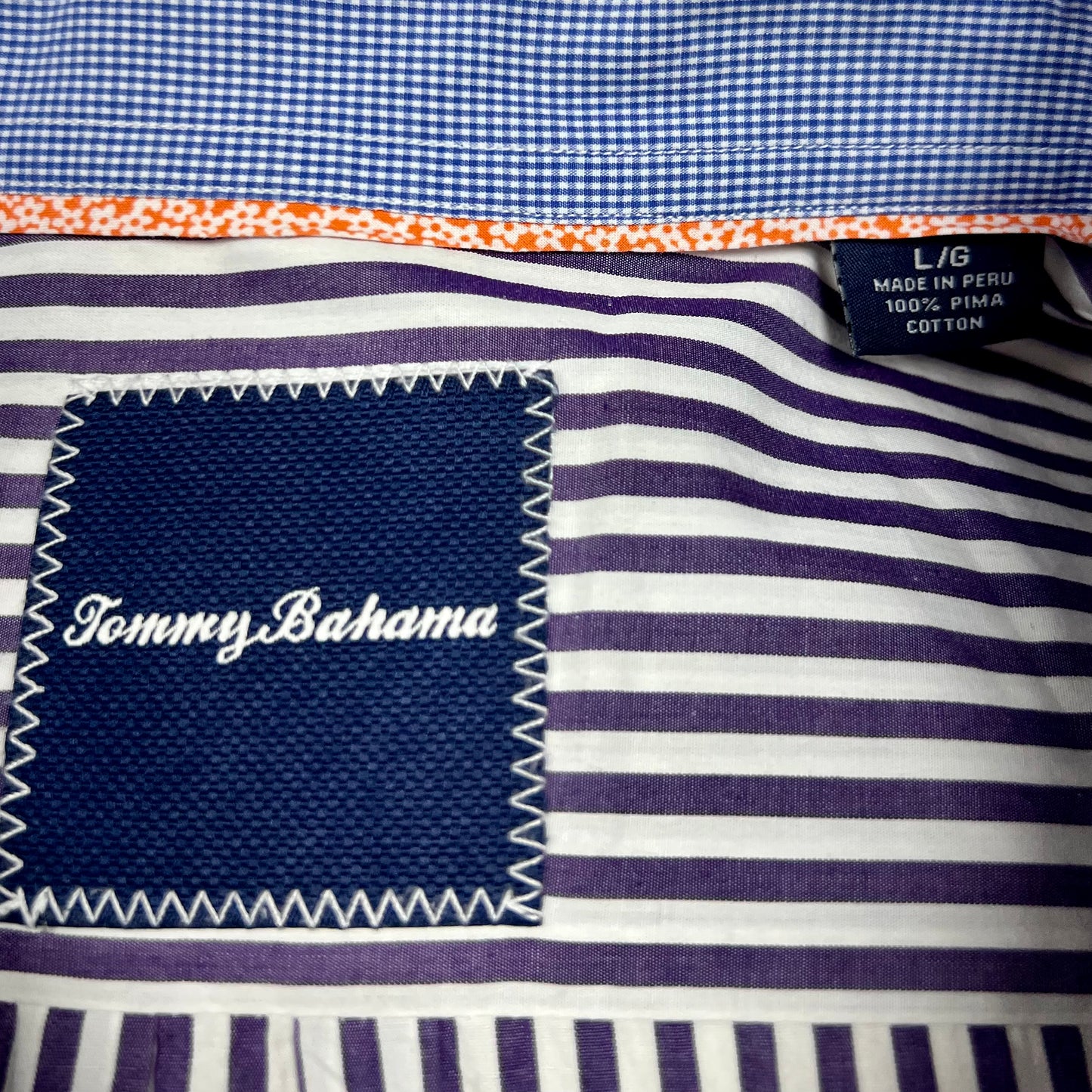 Camisa de botones Tommy Bahama 🐬 color Blanco con patron de rayas en color morado Talla L Entalle Clásico