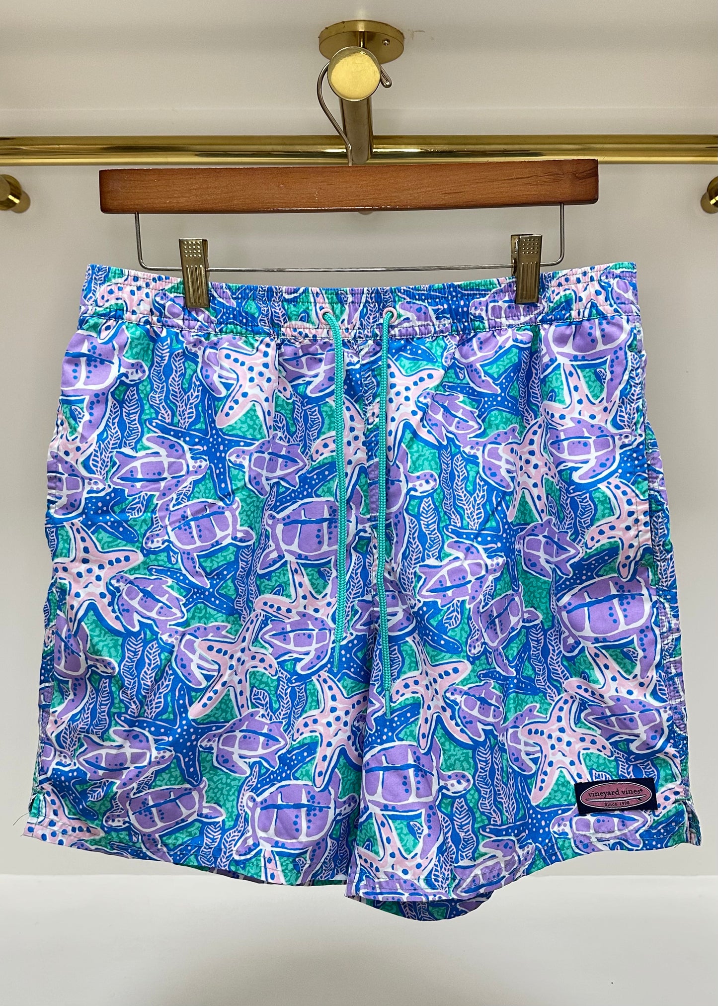 Short de baño Vineyard Vines 🐳 con diseño de tortugas en color morado y verde talla M