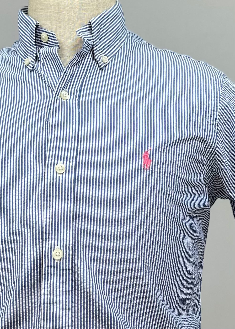 Camisa Polo Ralph Lauren 🏇🏼  Color blanco con patrón de rayas en azul Seersucker Talla M Entalle Regular