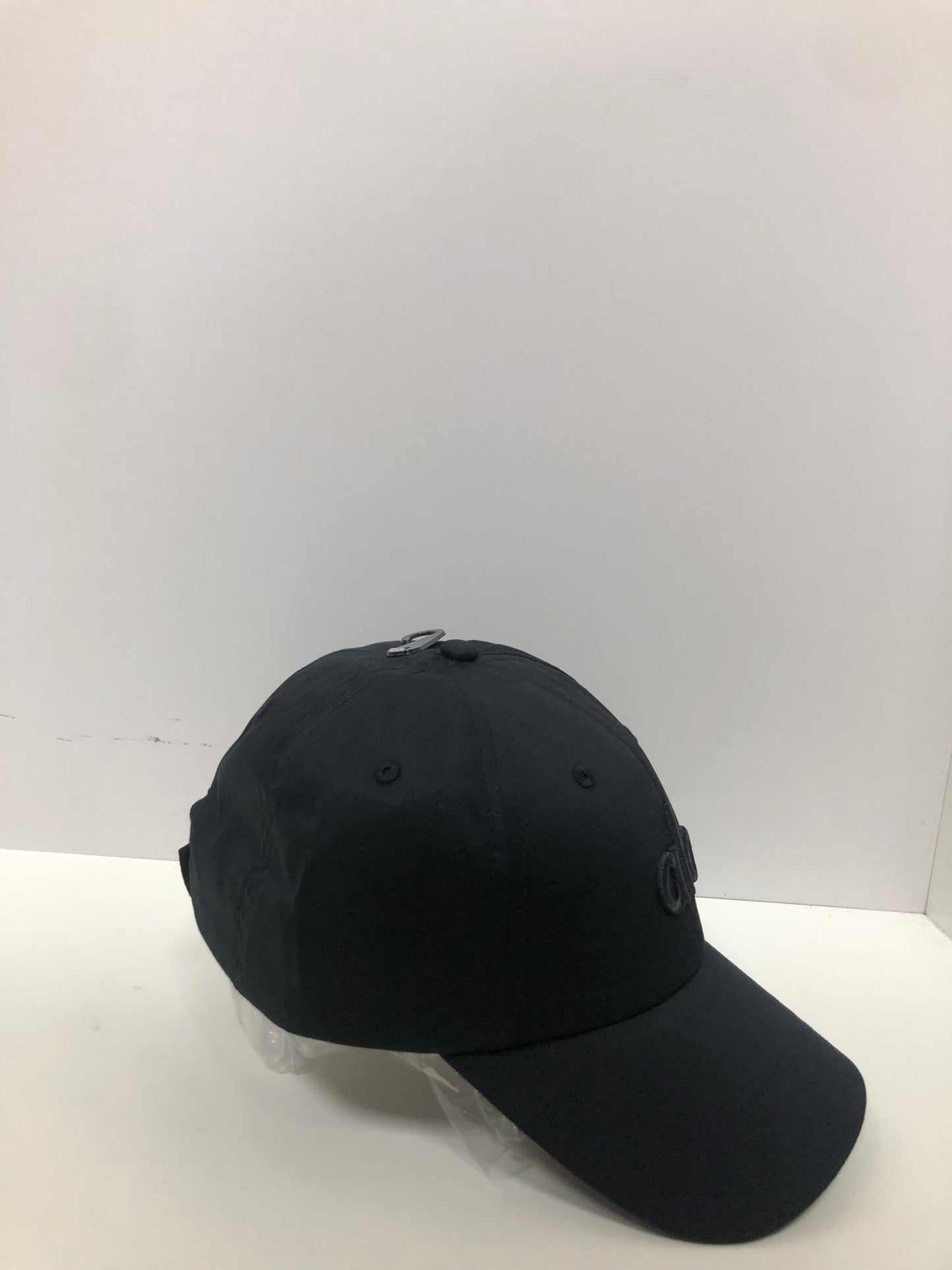 Gorra Alo🧘🏻‍♀️ color negro con cierre de velcro