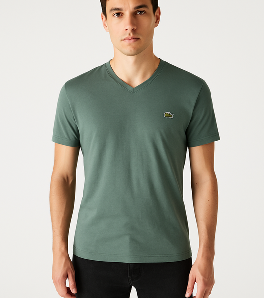 Camiseta cuello V Lacoste 🐊 color Verde Talla Medium Entalle Regular