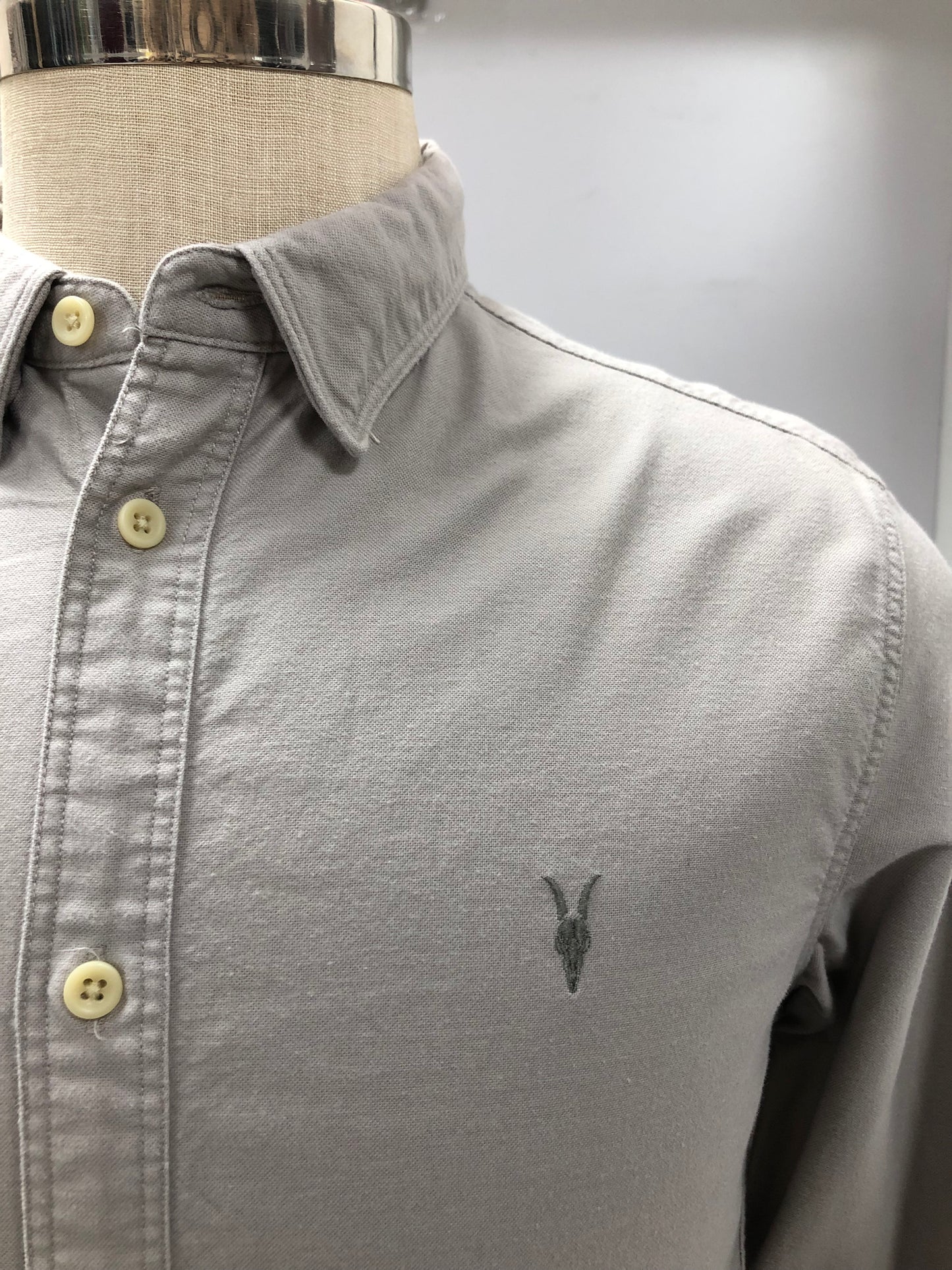 Camisa de botones Allsaints 🦌 Oxford color gris claro Talla S Entalle Regular