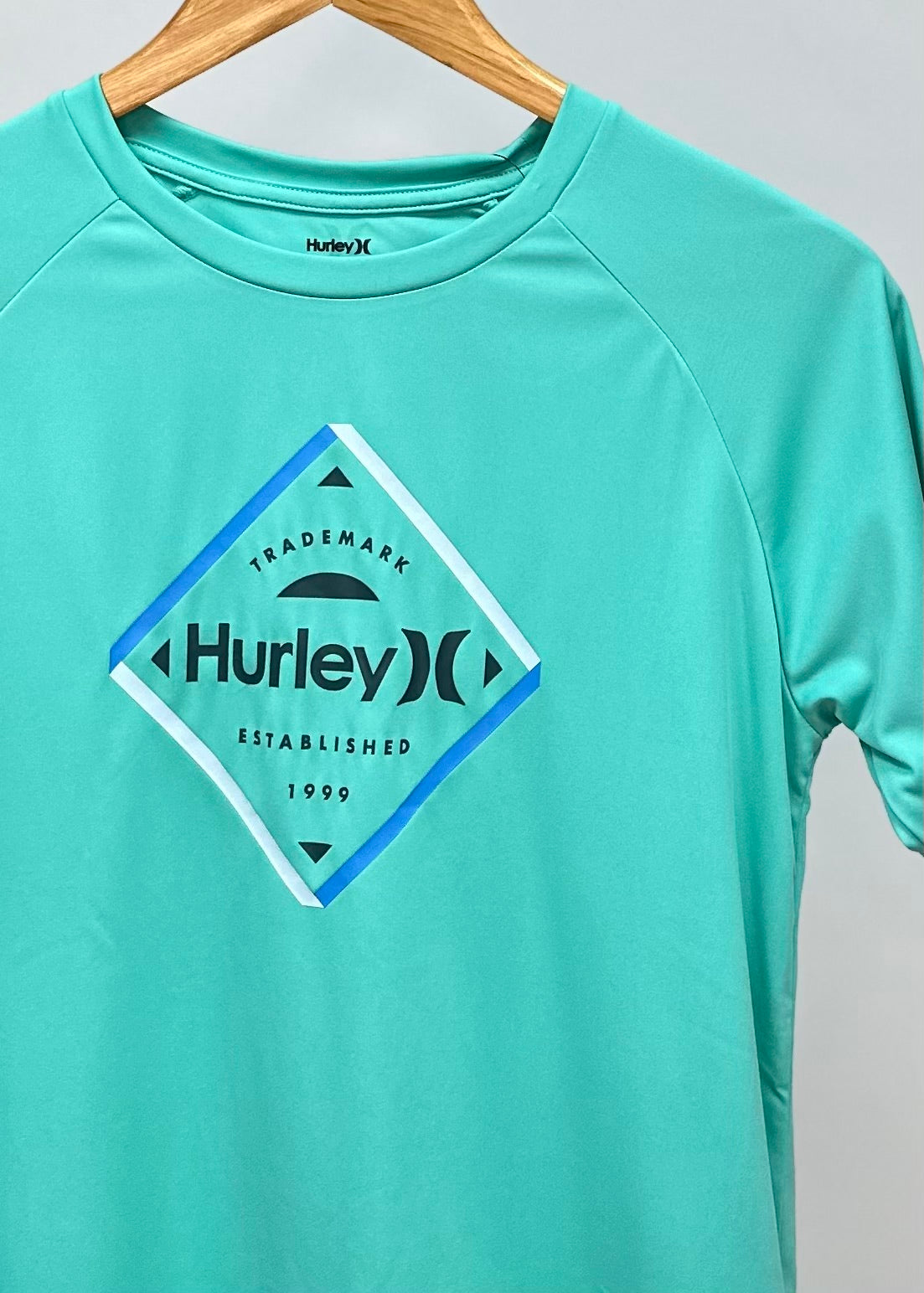 Camiseta de baño Hurley 🏄🏽‍♂️  color turquesa con logo en negro Talla L de niño