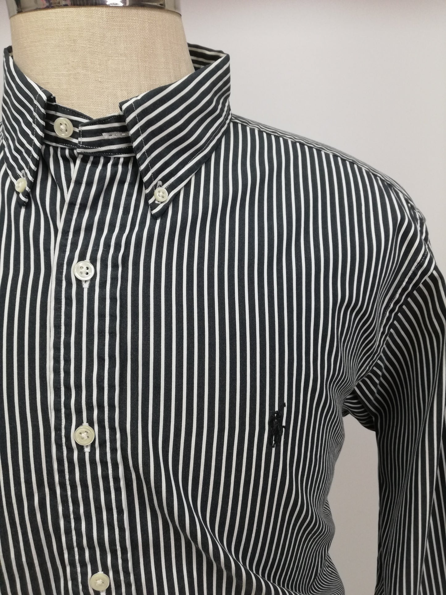 Camisa Polo Ralph Lauren 🏇🏼 con patron de rayas en color negro y blanco Talla XL Entalle Clásico