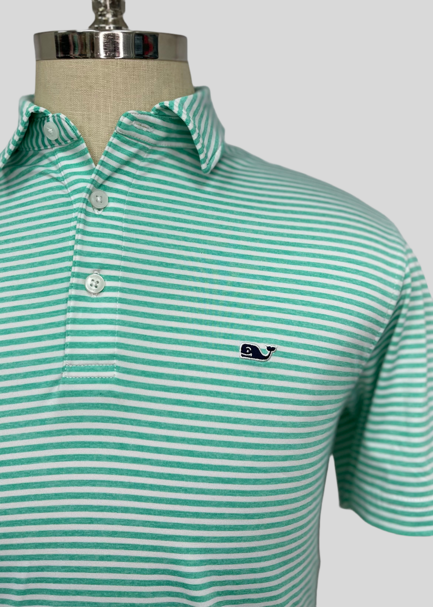 Camiseta Polo Vineyard Vines 🐳 Performance color blanco con rayas en verde claro Talla S Entalle Regular