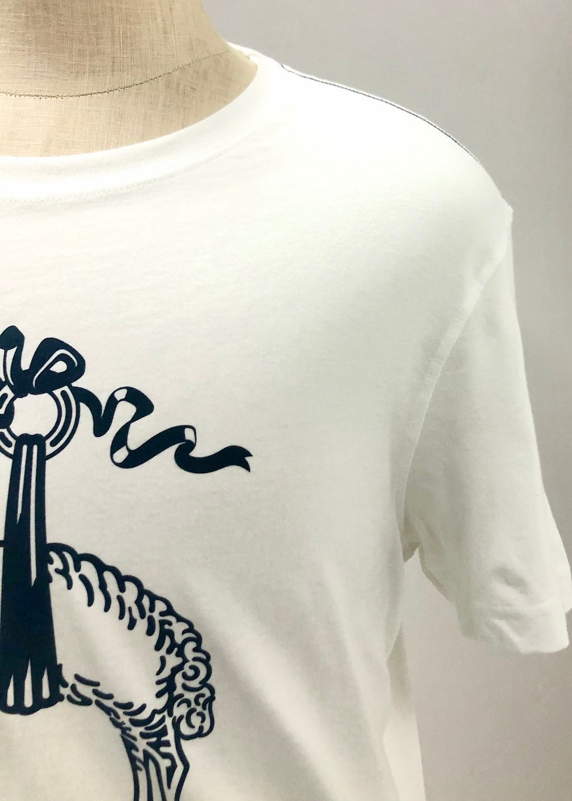 Camiseta cuello redondo Brooks Brothers 🐑 color blanco y logo en azul navy Talla L