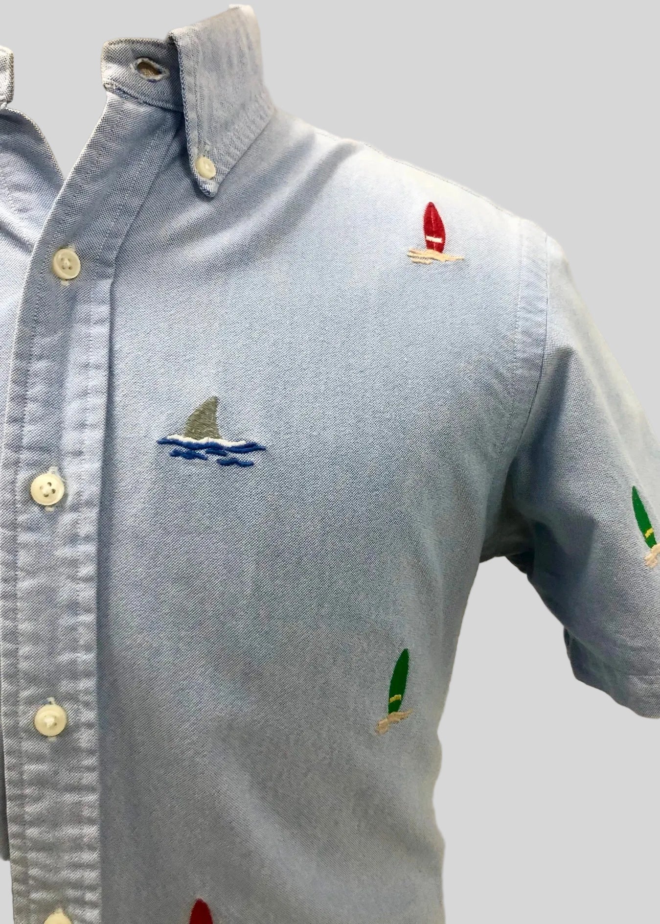 Camisa de botones Polo Ralph Lauren 🏇🏼 Oxford color celeste con diseño de tablas de surf Talla M Entalle Clásico