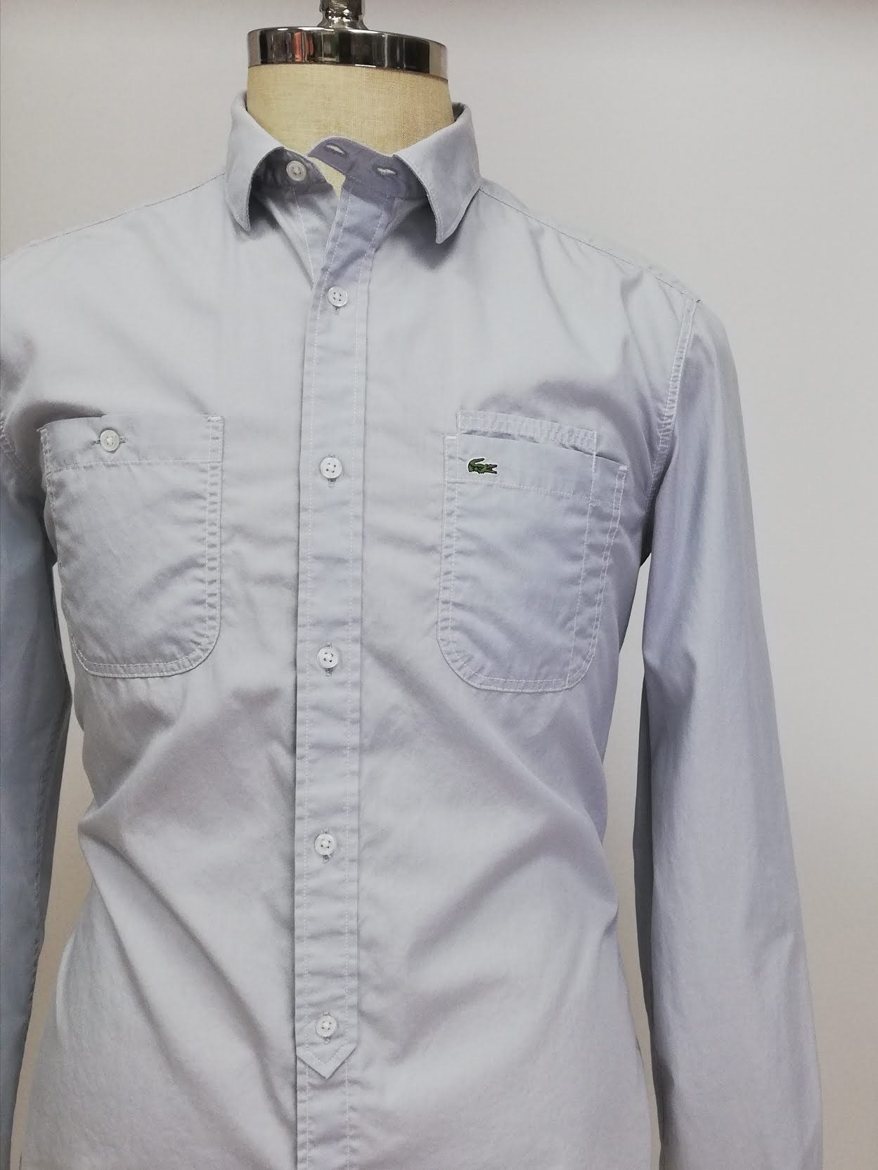 Camisa Lacoste 🐊 color gris claro Talla M Entalle Slim Fit