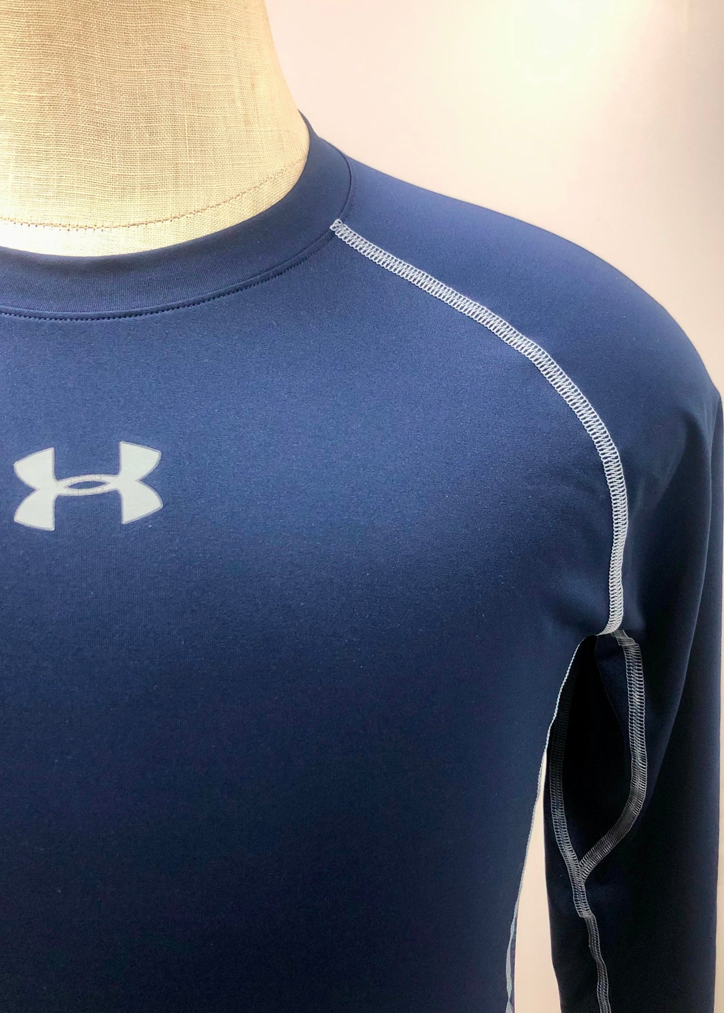 Camiseta de compresión Under Armour 🏋🏽 color azul navy y logo en blanco Talla L