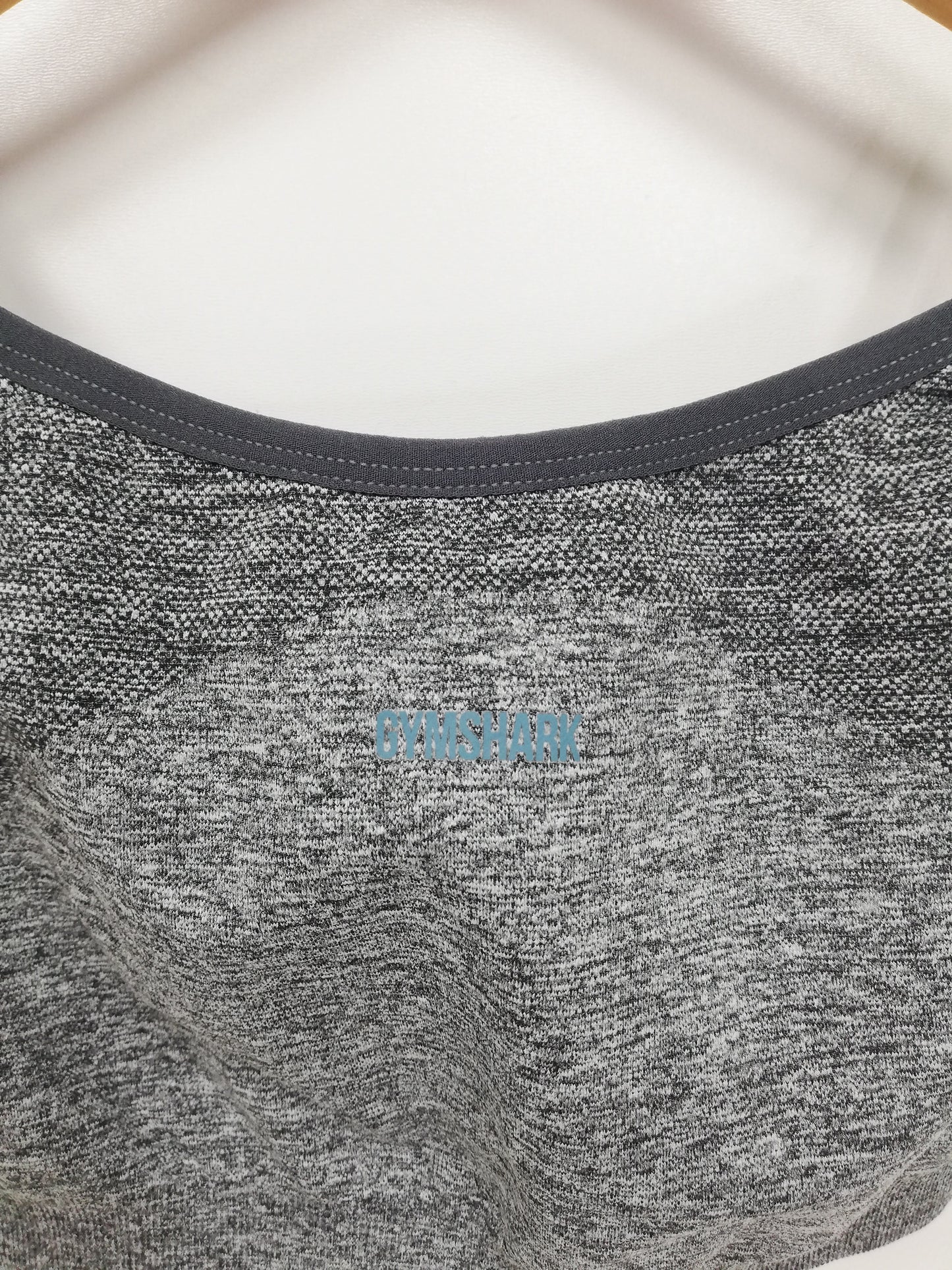 Sujetador de tiras deportivo de mujer Gymshark Performance en color gris con logo en azul Talla S