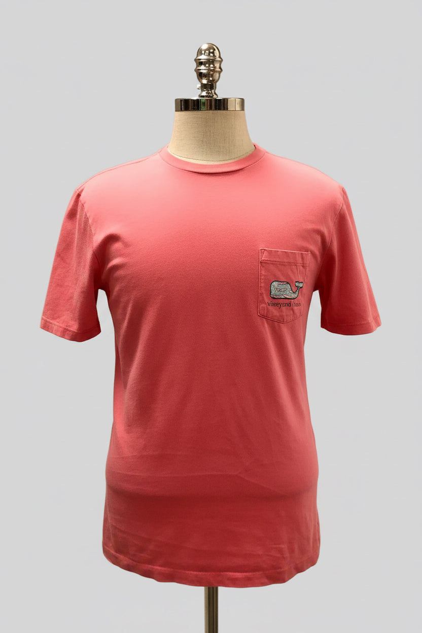 Camiseta cuello redondo Vineyard Vines 🐳 color rosado magenta con logo de ballena con peces Talla S