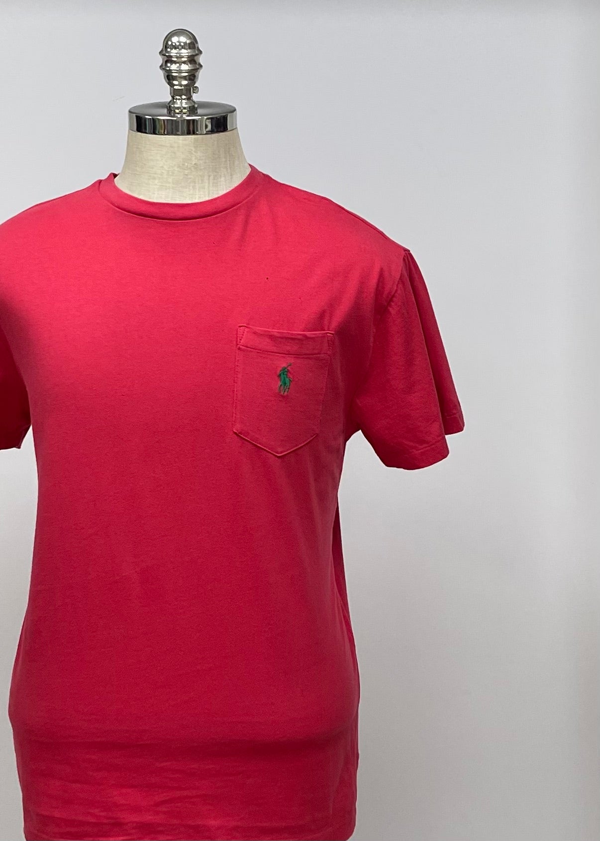 Camiseta cuello Redondo Polo Ralph Lauren 🏇🏼 color rojo con bolsillo Talla Medium Entalle Clásico