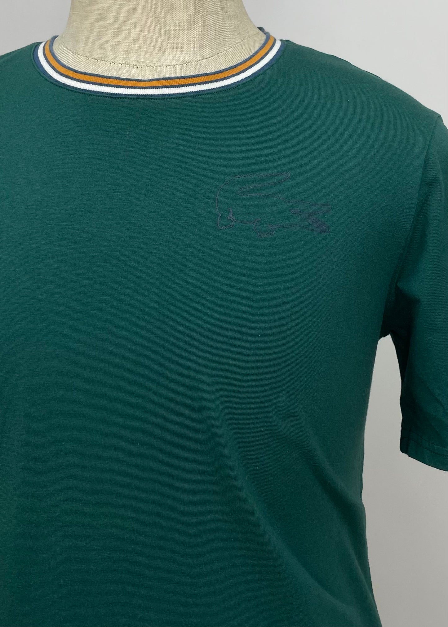 Camiseta cuello redondo Lacoste 🐊 en color verde esmeralda con diseño en el cuelo en color blanco Talla L Entalle Regular