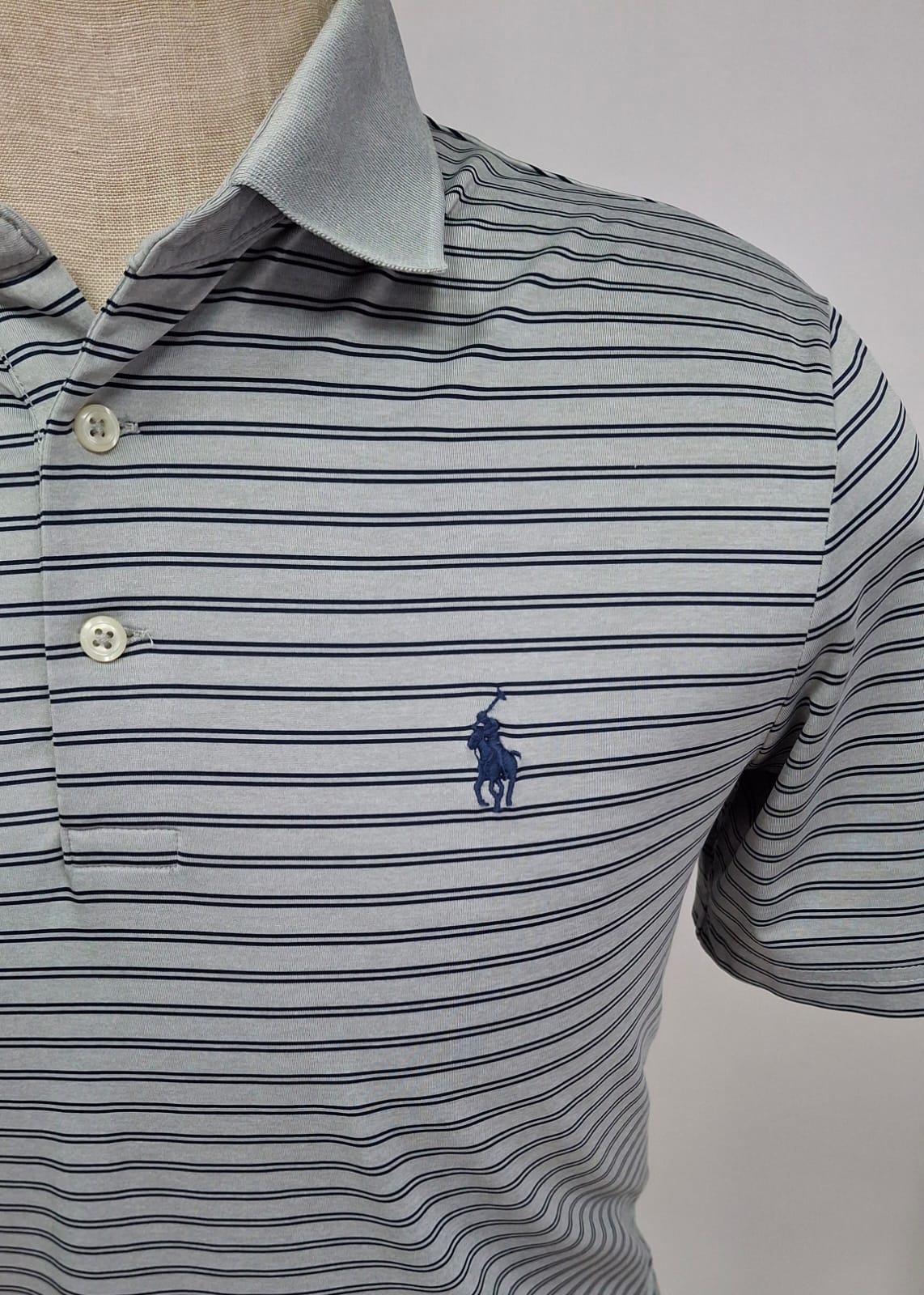 Camiseta Polo Ralph Lauren 🏇🏼 Color gris con patrón de rayas color Azul navy Talla S Entalle Clásico