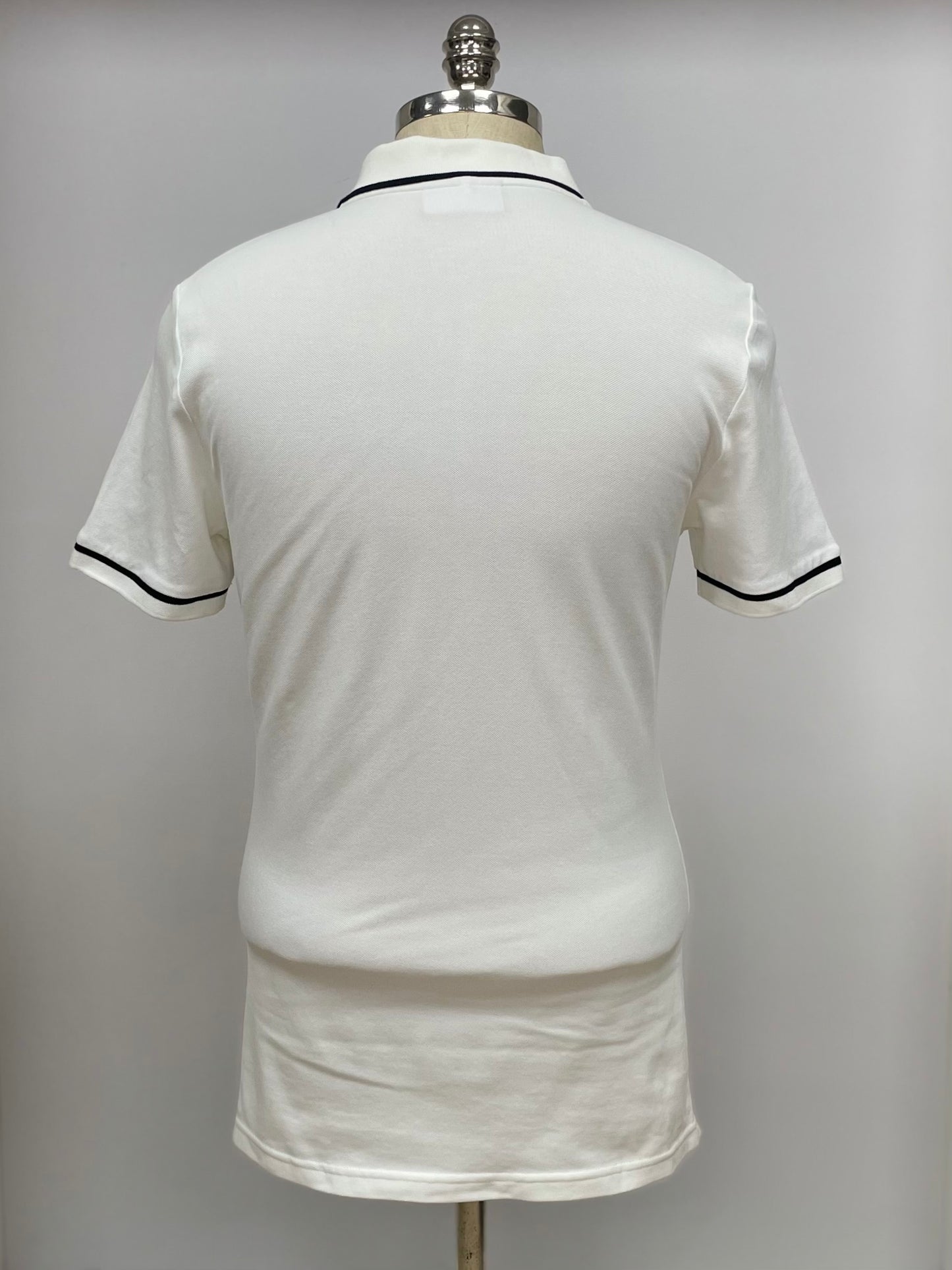 Camiseta Polo Calvin Klein CK color blanco con diseño de lineas en color negro Talla L Entalle Slim Fit