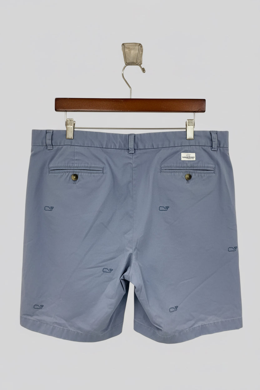 Short Casual Vineyard Vines 🐳 color gris azulado con diseño de logos talla 38