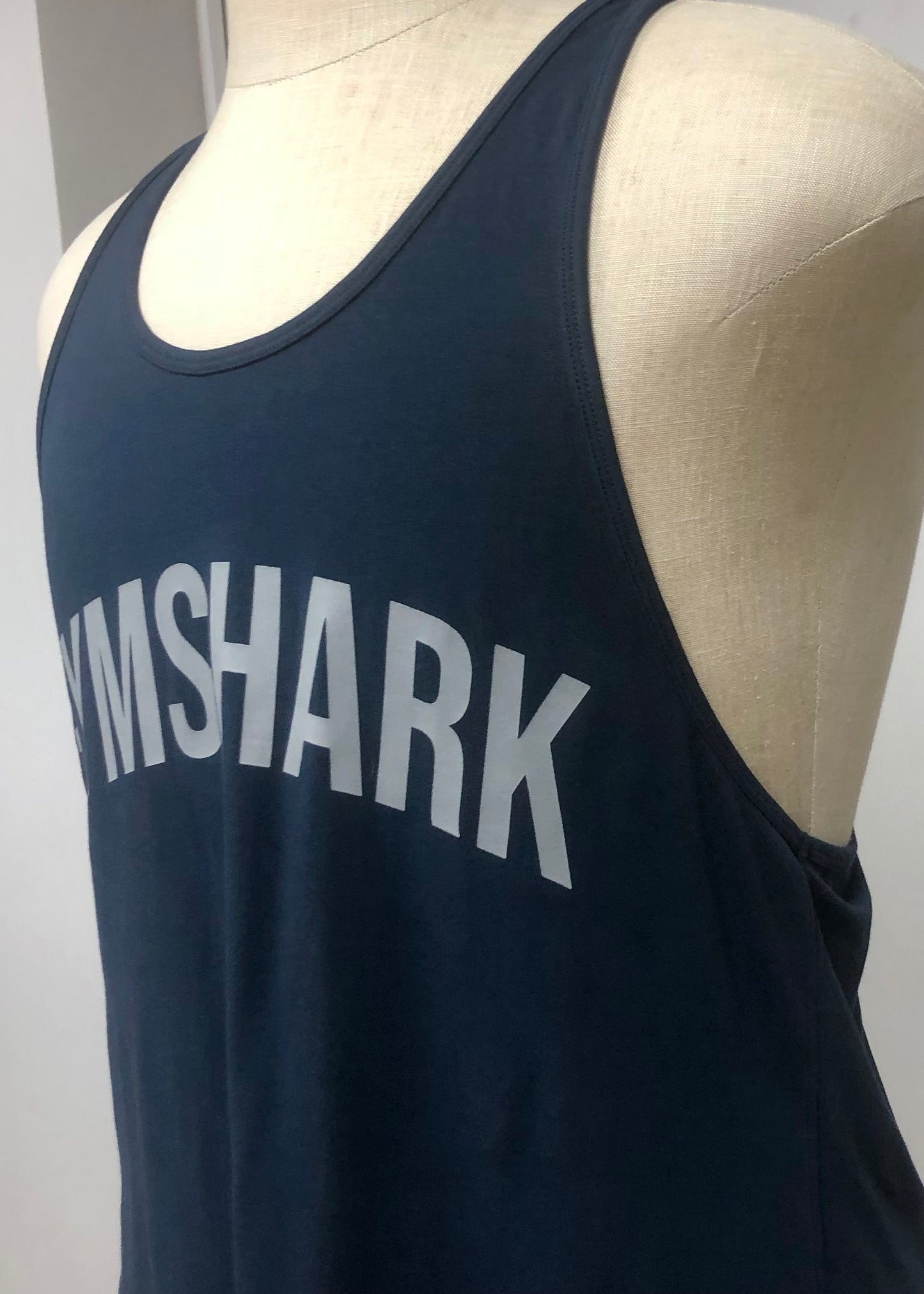 Camiseta de entrenamiento sin mangas Gymshark 🏋🏽 color negro y logo en gris Talla L