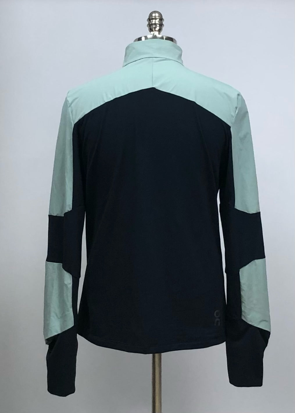 Sueter Jersey On Running 🏃🏻 Impermeable en color verde menta y negro con logo en color gris oscuro Talla L Entalle Regular