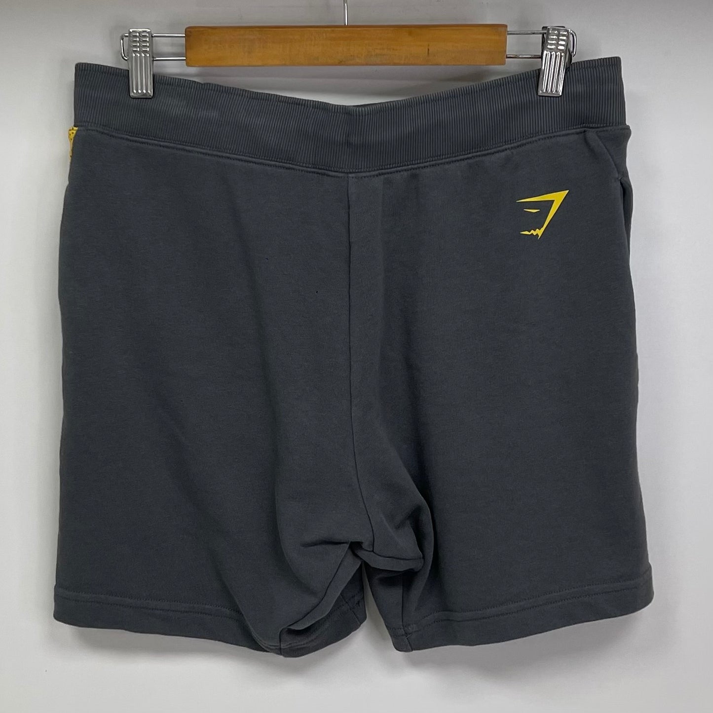 Short Lounge Gymshark 🏋🏼‍♂️ color gris oscuro y logo en amarillo Talla M