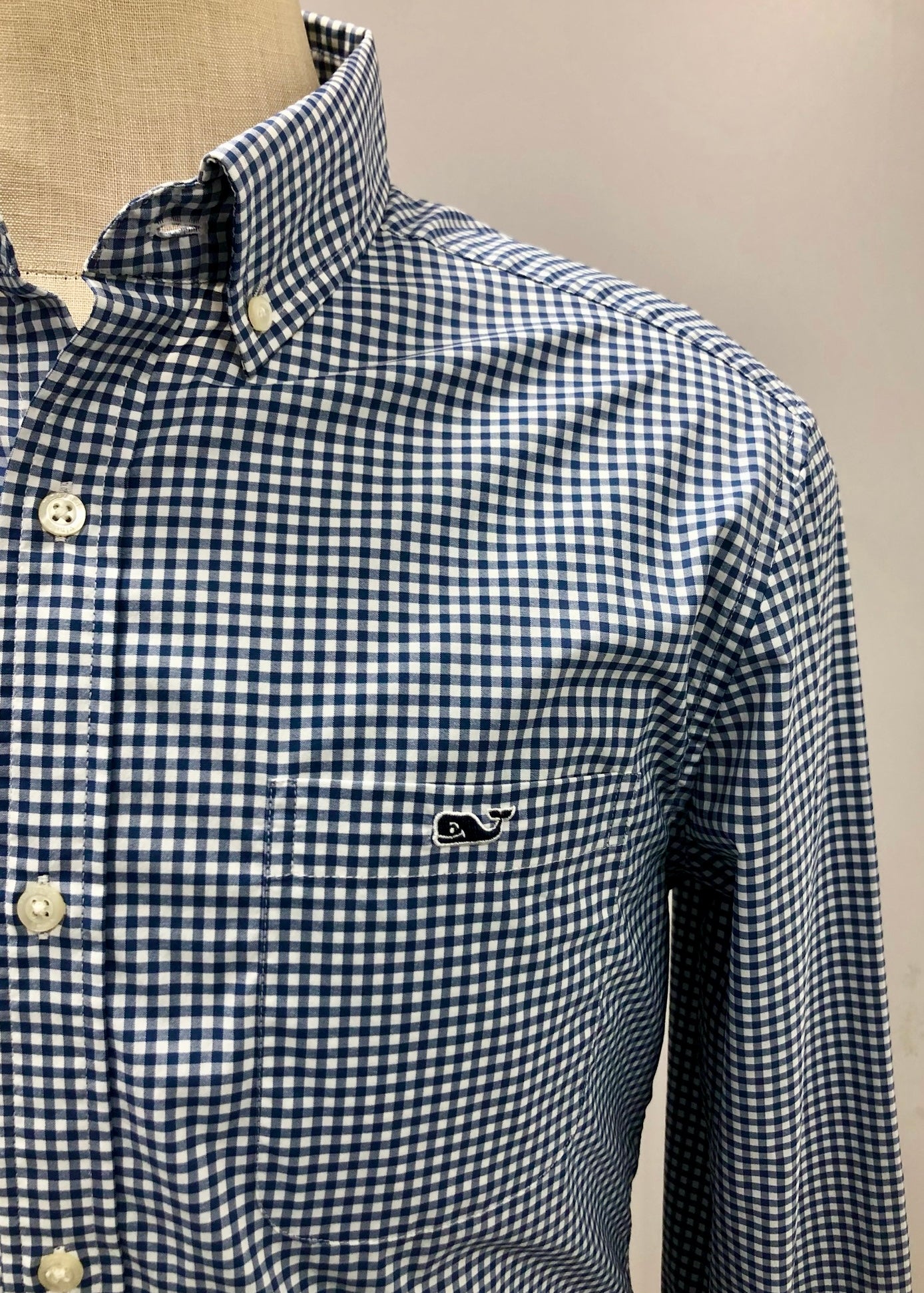 Camisa de botones Vineyard Vines 🐳 Performance de cuadros gingham en color azul navy y blanco Talla M Entalle Slim Fit