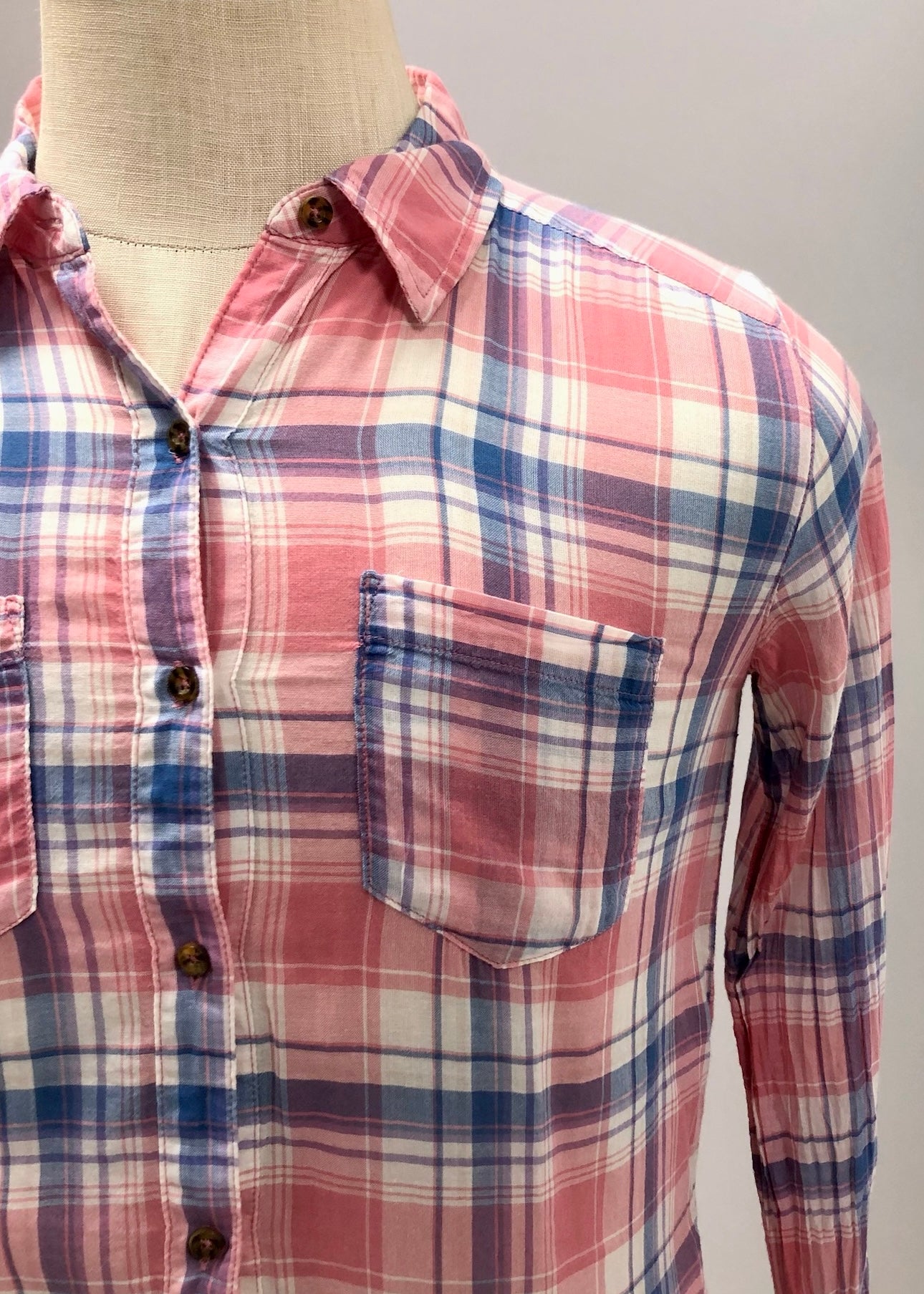 Camisa de mujer Forever 21 de cuadro en color Rosado, azul y blanco Talla S Entalle Regular