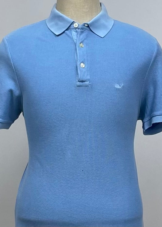 Camiseta Polo Vineyard Vines 🐳 color celeste con cuello y manga en celeste claro Talla M Entalle Regular