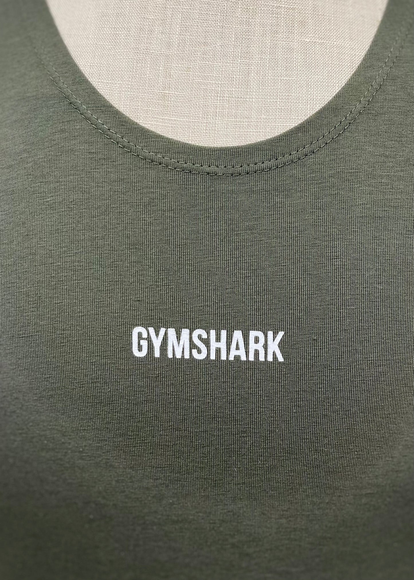 Camiseta de entrenamiento sin mangas Gymshark 🏋🏽 color verde olivo y logo en blanco Talla S