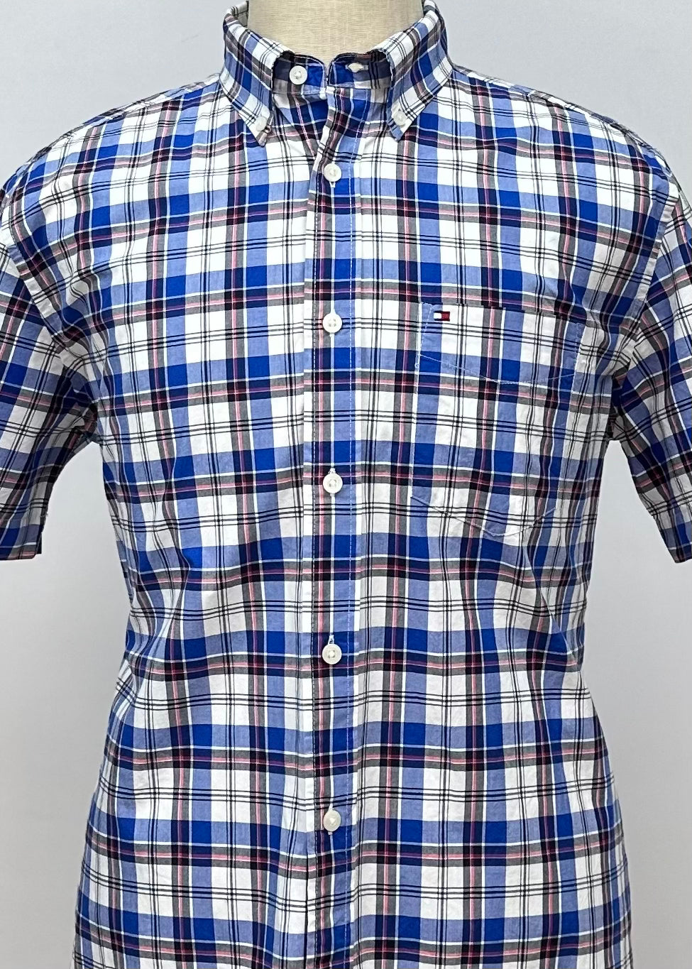 Camisa Tommy Hilfiger 🇺🇸 color blanco con patrón de cuadros en azul y rojo Talla M Entalle Regular