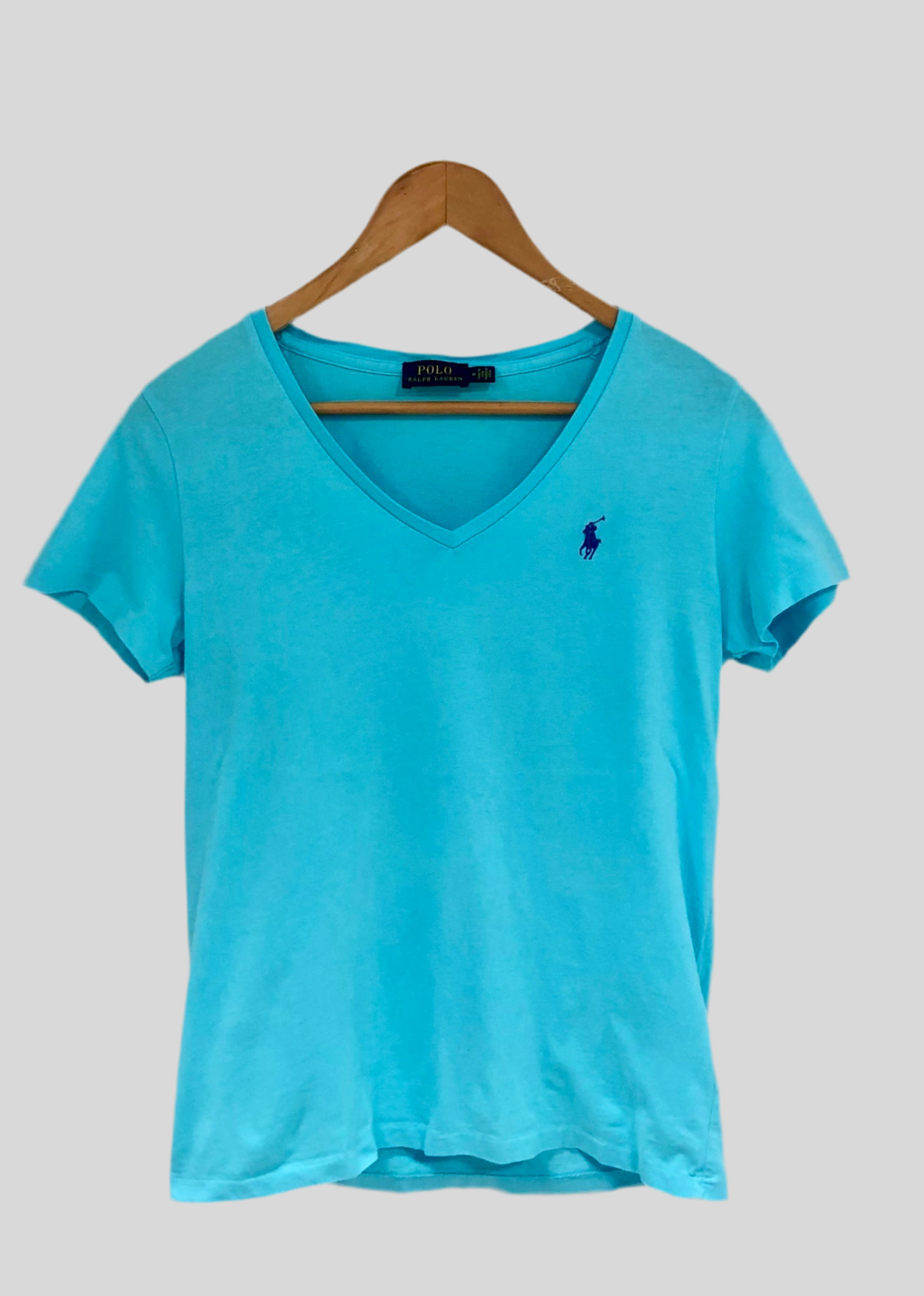 Camiseta de mujer cuello V Polo Ralph Lauren 🏇🏼 color turquesa con logo en azul navy Talla M Entalle Regular