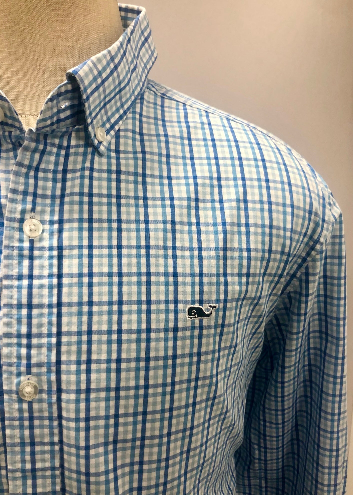 Camisa de botones Vineyard Vines 🐳 Color blanco de cuadros en color celeste y azul Talla L Entalle Regular