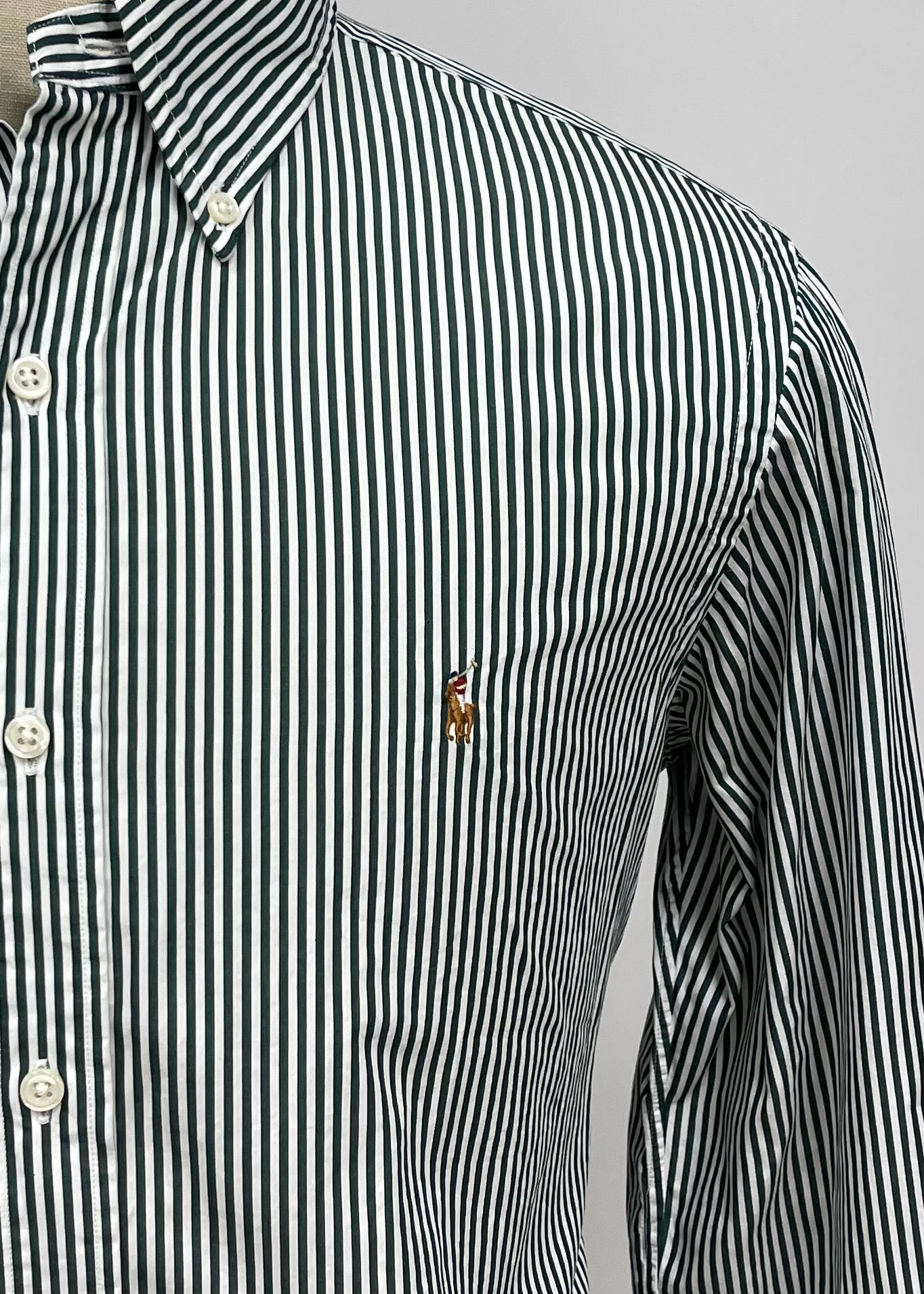 Camisa Polo Ralph Lauren 🏇🏼 con patrón de rayas en verde oscuro y blanco Talla M Entalle Regular