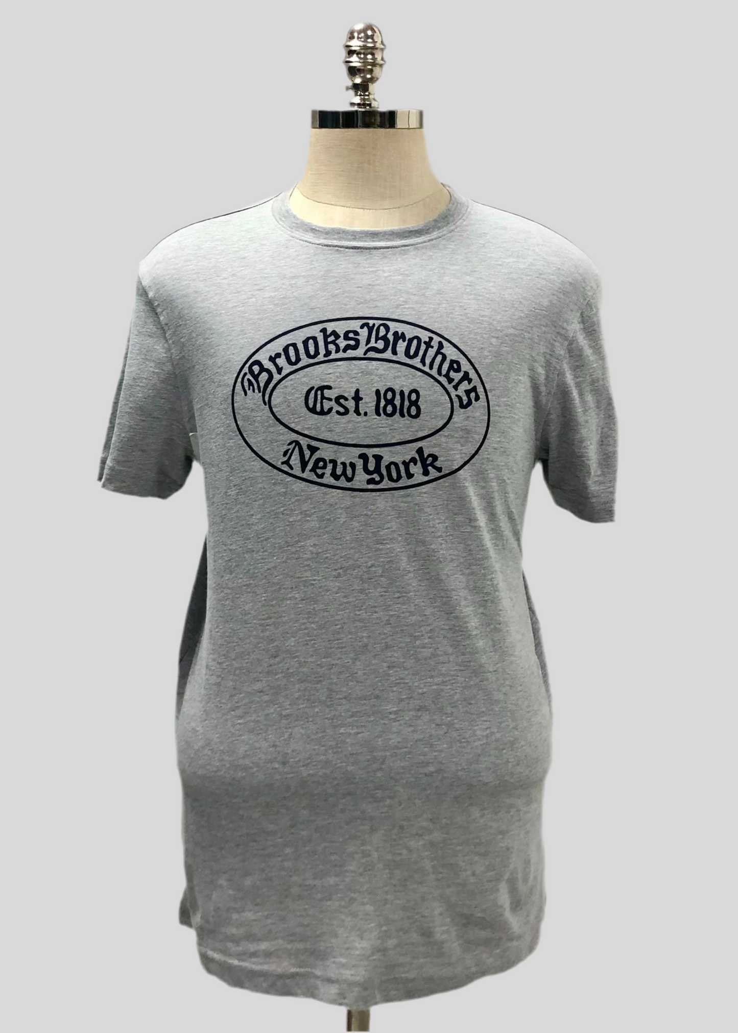 Camiseta cuello redondo Brooks Brothers 🐑 color gris claro y logo en azul navy Talla S