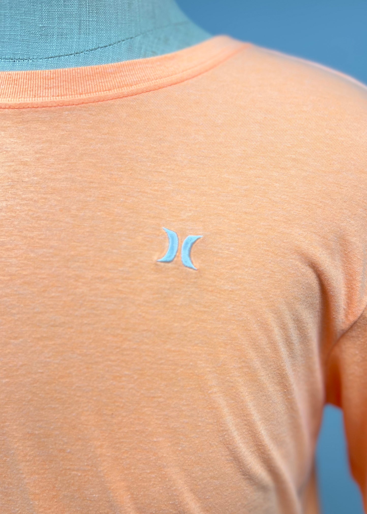 Camiseta cuello redondo Hurley 🏄🏽‍♂️ color naranja neón y logo en color blanco manga corta Talla L