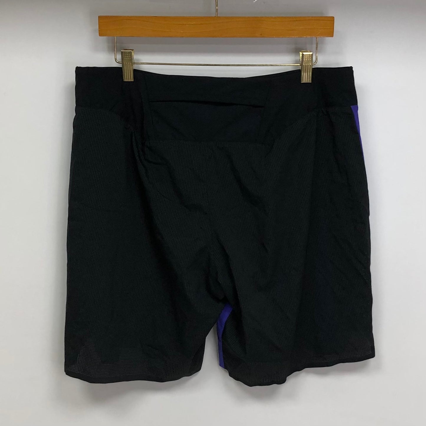 Shorts Híbrido On Running 🏃‍♂️ Tela performance color morado y negro talla XL