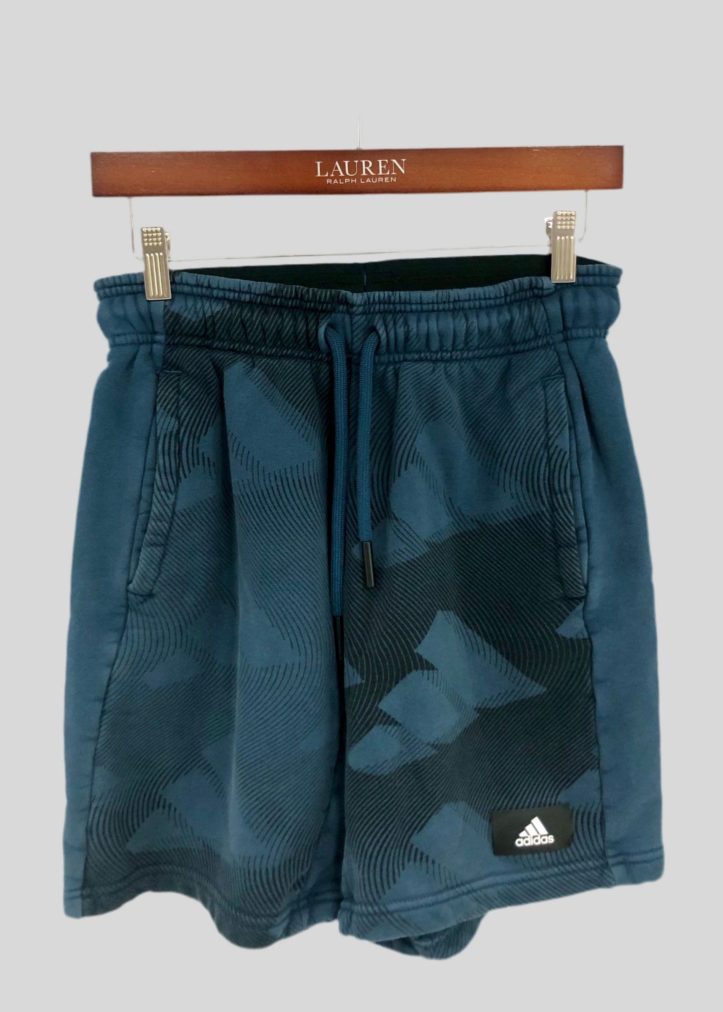 Short Lounge Adidas 🏃🏻‍♂️ color verde esmeralda con diseño con diseño de grafiti en negro talla S