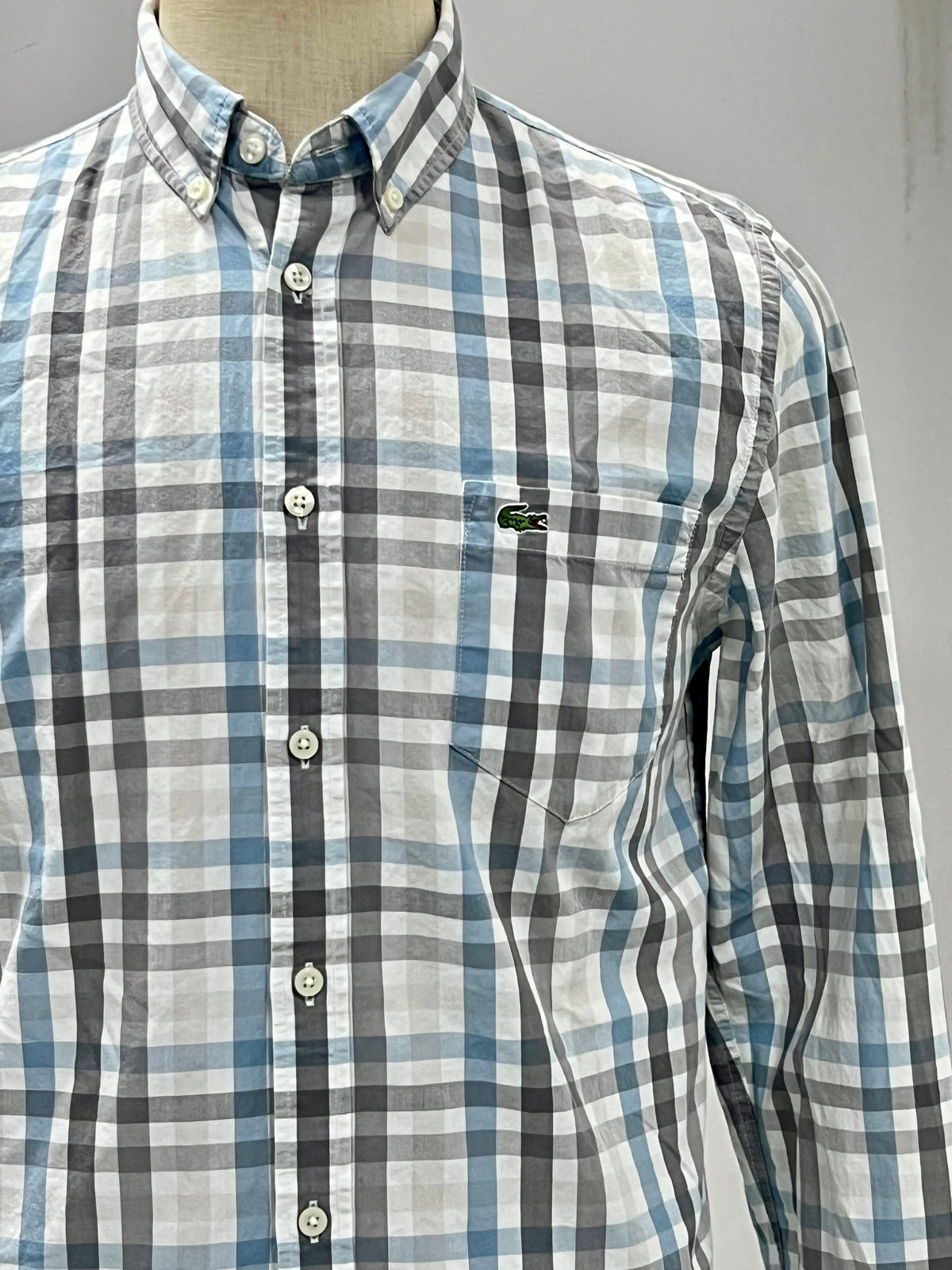 Camisa de botones Lacoste 🐊 color blanco de cuadros en color verde azul y gris Talla M Entalle Regular