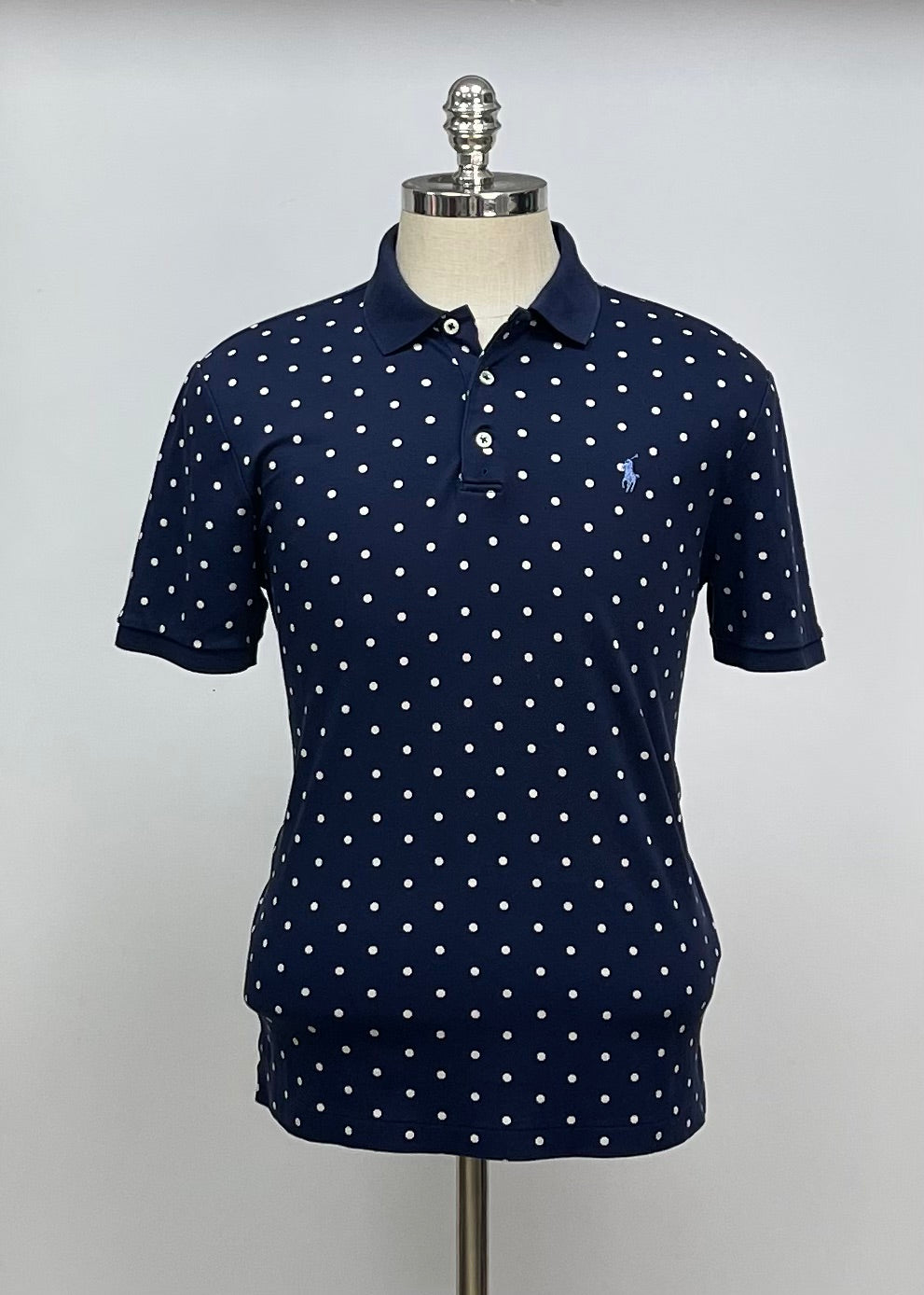 Camiseta Polo Ralph Lauren 🏇🏼 color azul navy y diseño de puntos blancos Talla M Entalle Clásico