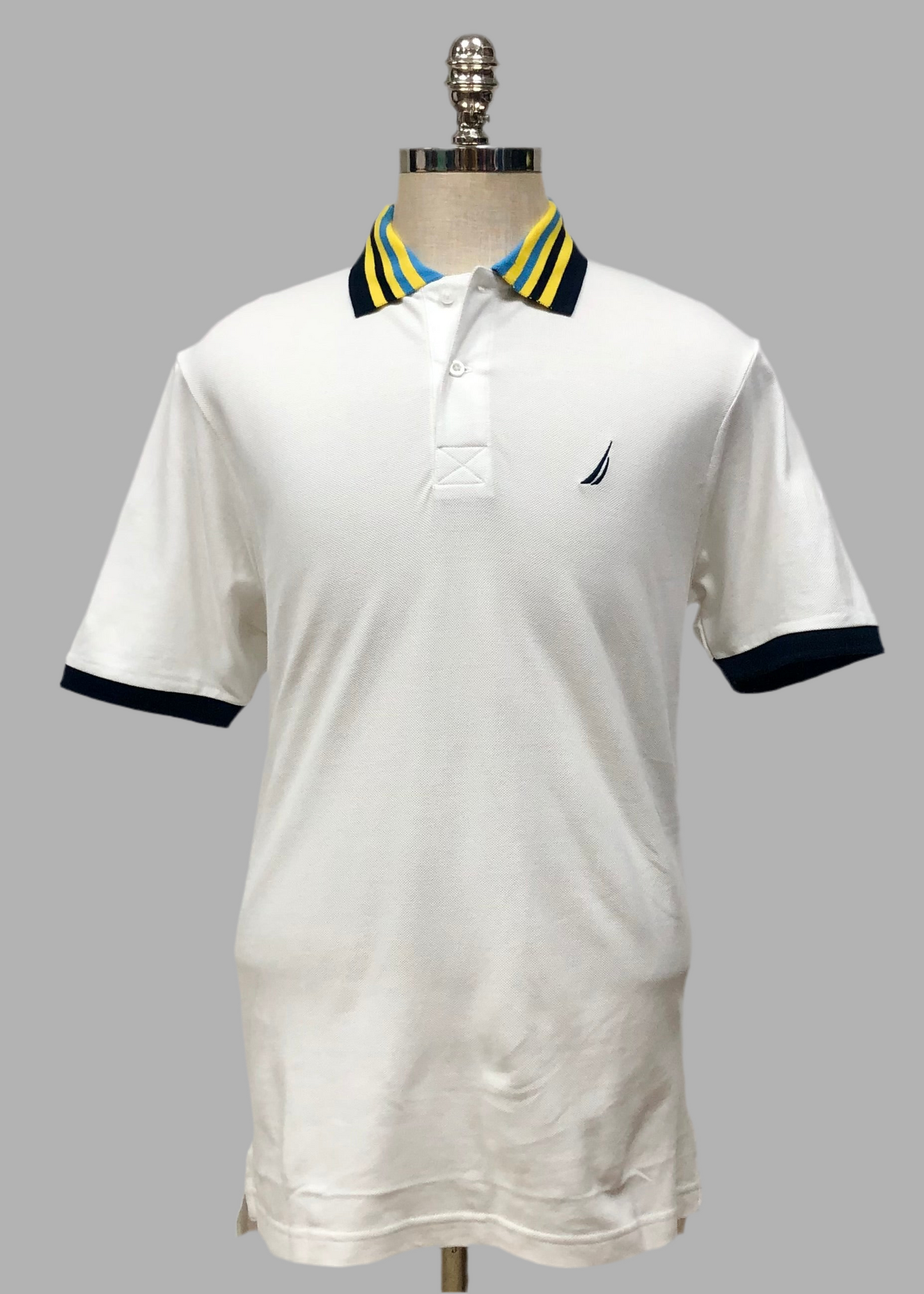 Camiseta Polo Nautica ⚓️ color blanco y diseño de cuello Talla M Entalle Regular