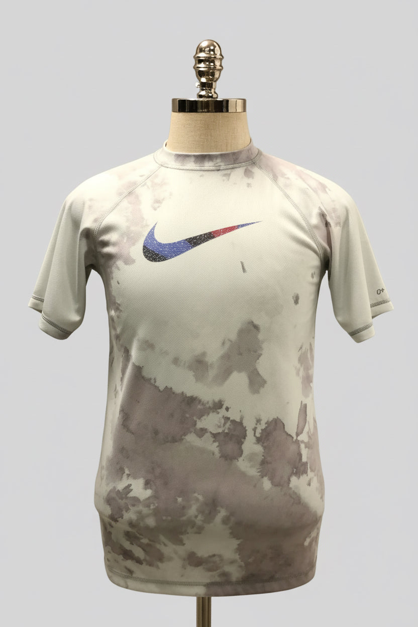Camiseta de entrenamiento cuello redondo Nike ✔️ Diseño de grafitti en color gris claro y oscuro Talla S