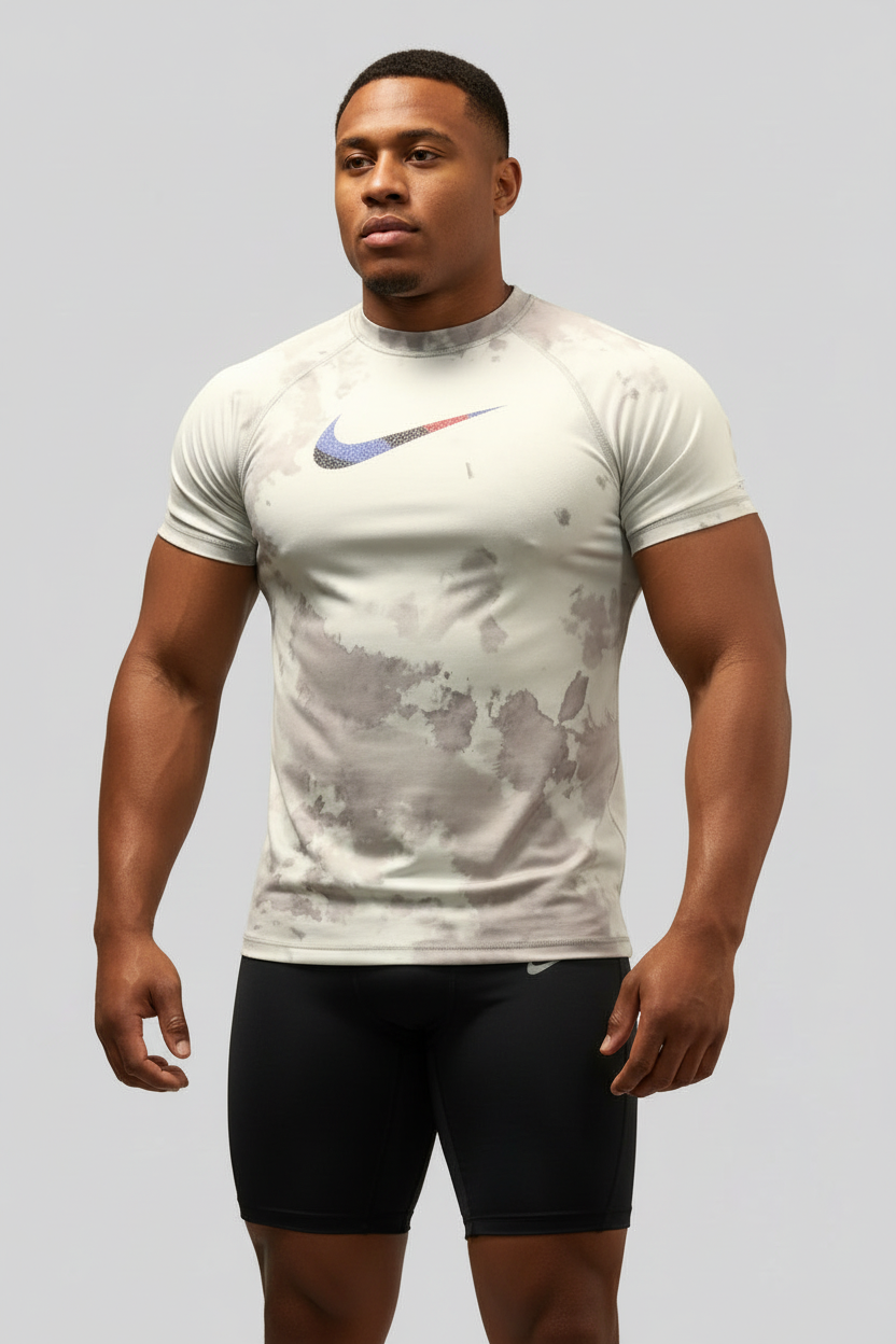 Camiseta de entrenamiento cuello redondo Nike ✔️ Diseño de grafitti en color gris claro y oscuro Talla S