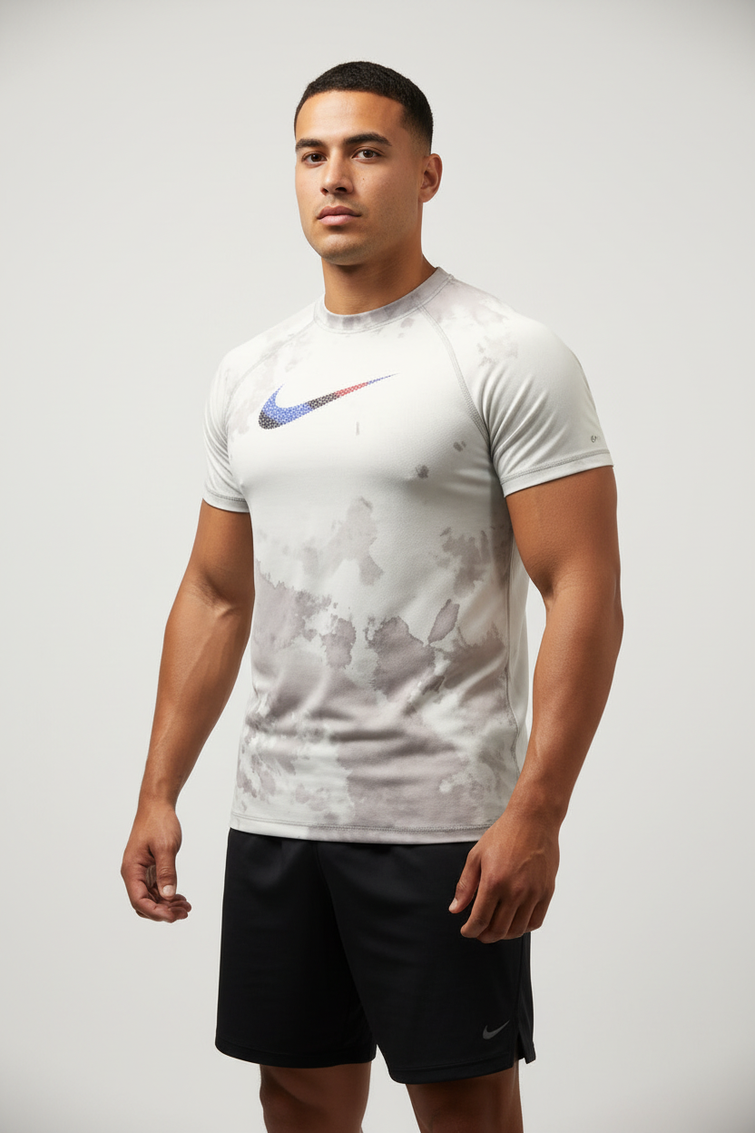 Camiseta de entrenamiento cuello redondo Nike ✔️ Diseño de grafitti en color gris claro y oscuro Talla S