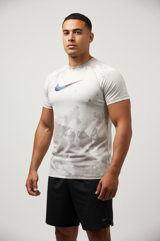 Camiseta de entrenamiento cuello redondo Nike ✔️ Diseño de grafitti en color gris claro y oscuro Talla S