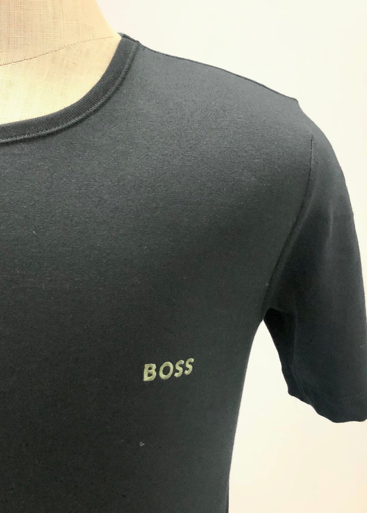 Camiseta cuello redondo Hugo Boss 🇩🇪 Cuello redondo Tela algodón color negro Talla S