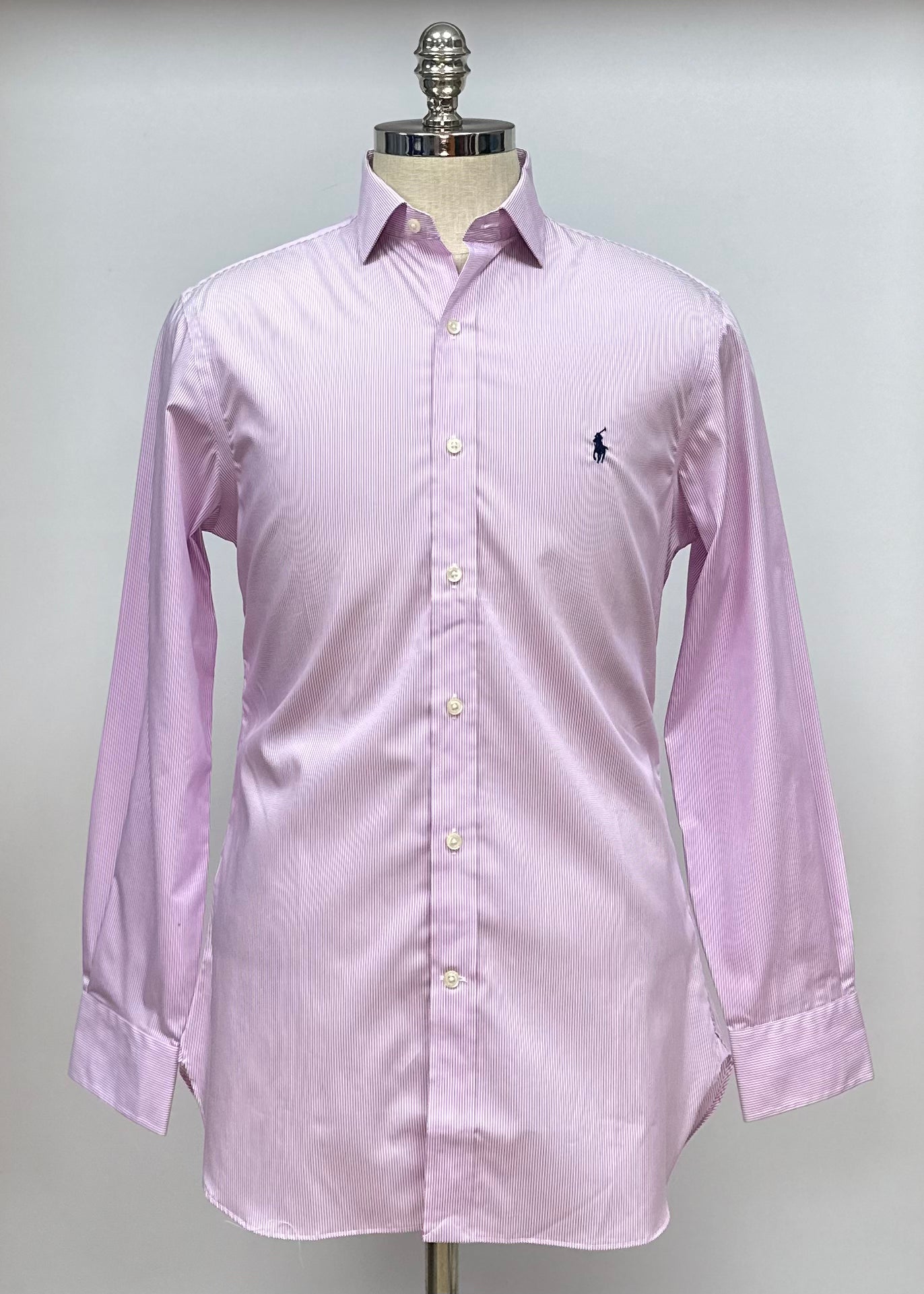 Camisa Polo Ralph Lauren 🏇🏼 color blanco con patron de rayas finas en color rosado Talla S Entalle Clásico