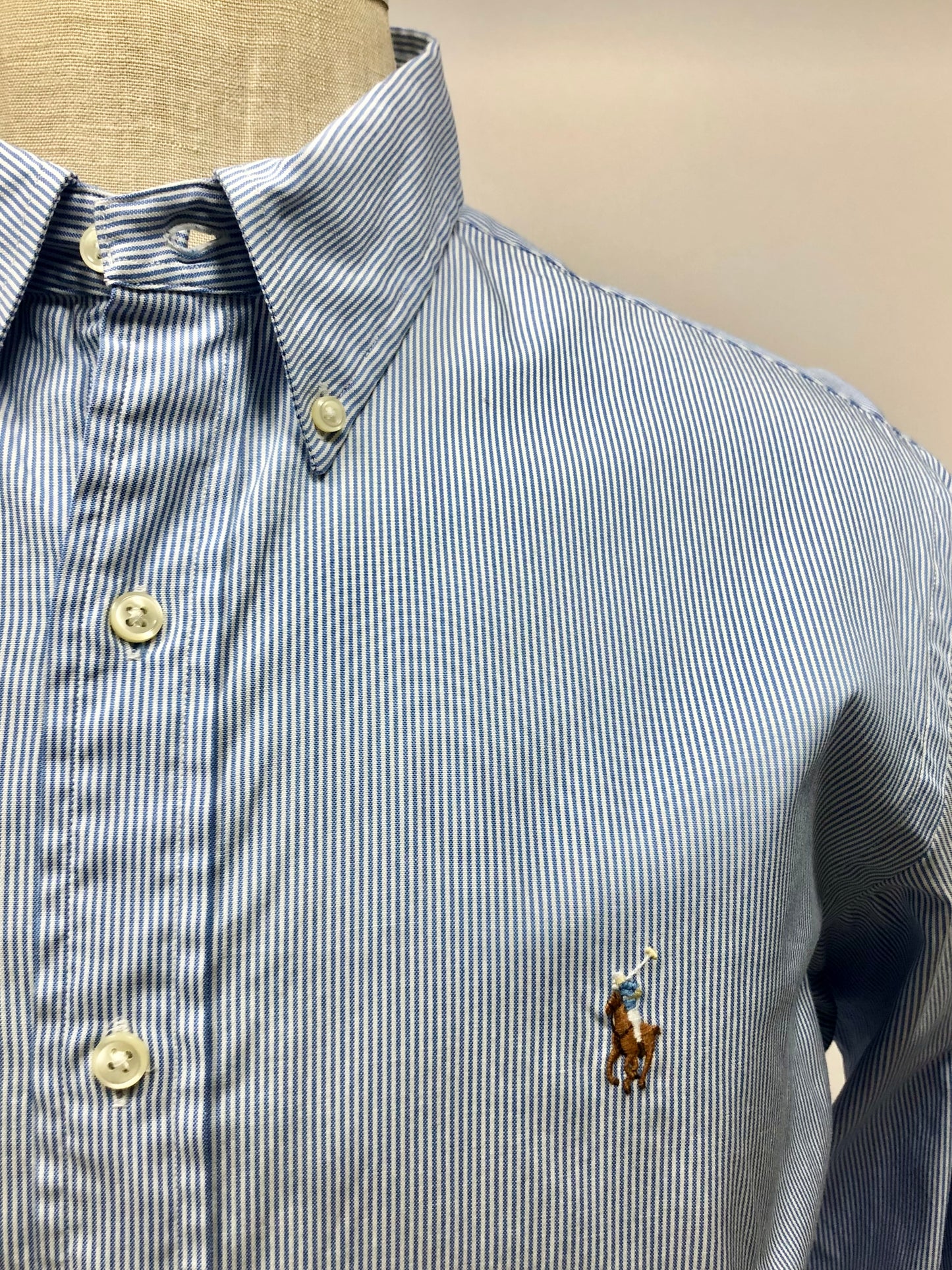Camisa Polo Ralph Lauren 🏇🏼 con patron de rayas finas en color celeste y blanco Talla L Entalle Custom Fit